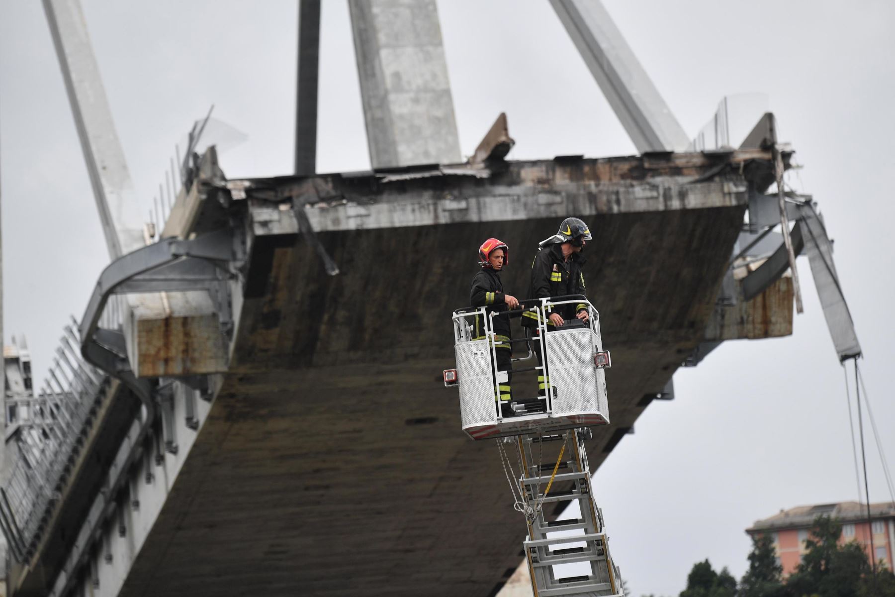 Derrumbe del puente Morandi, en Italia. Foto: EFE