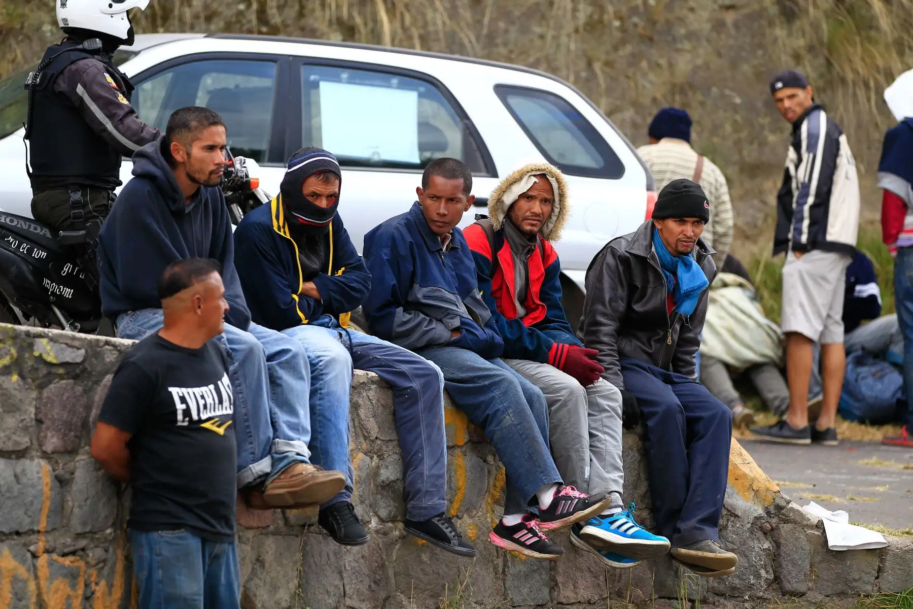 Cientos de emigrantes venezolanos que se hallaban a la intemperie son trasladados a refugios temporales  en la parte norte de Quito (Ecuador), hasta que logren reunir los 15 dólares necesarios para seguir viaje a Perú, una opción que persiguen el 80 por ciento de ellos. EFE