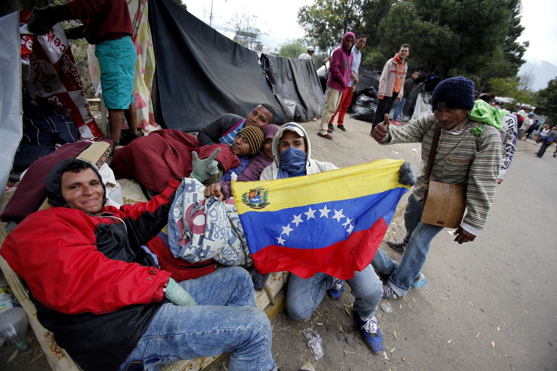 Venezolanos en Ecuador duermen en la intemperie  Foto:EFE