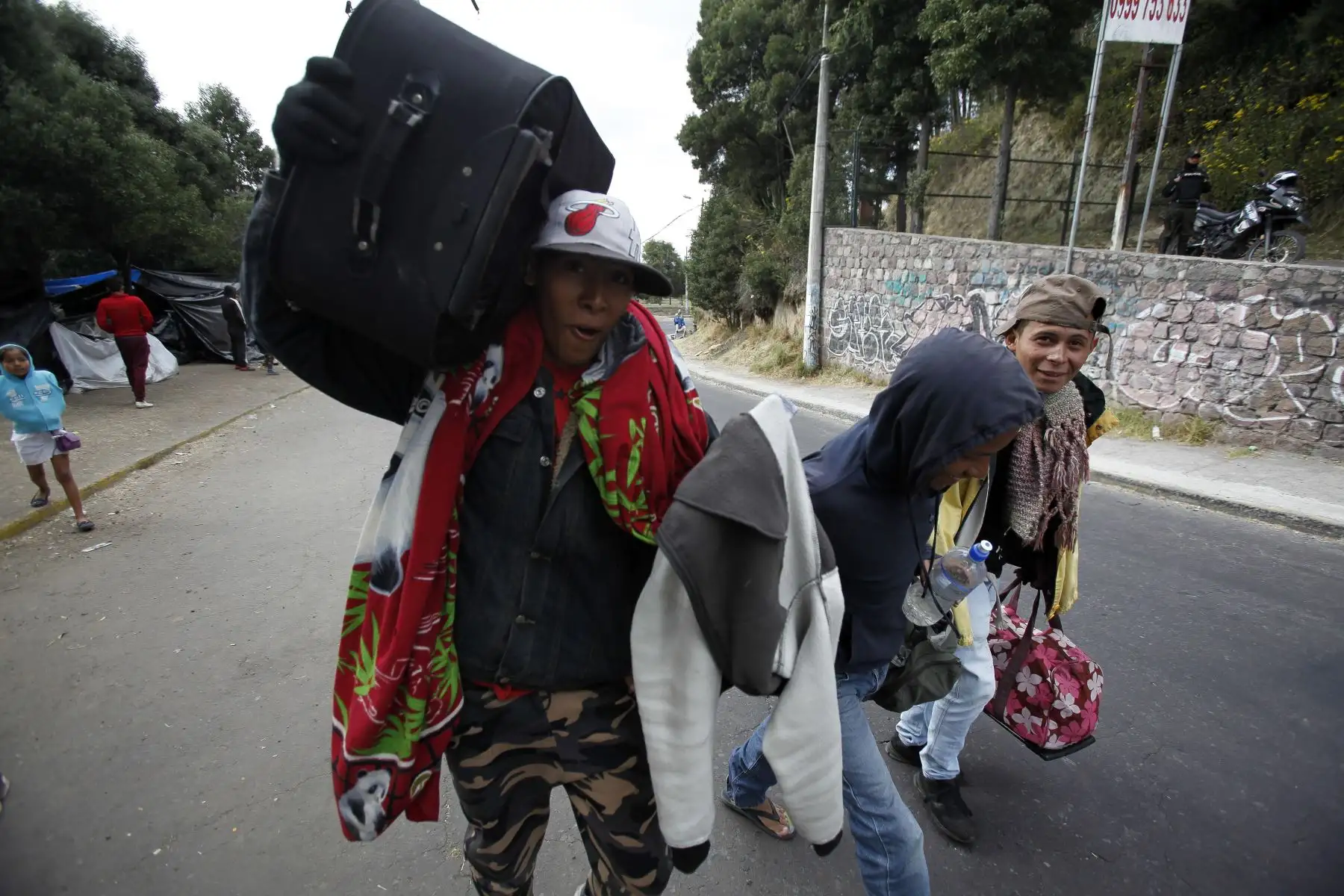 Cientos de emigrantes venezolanos que se hallaban a la intemperie son trasladados a refugios temporales  en la parte norte de Quito (Ecuador), hasta que logren reunir los 15 dólares necesarios para seguir viaje a Perú, una opción que persiguen el 80 por ciento de ellos. EFE