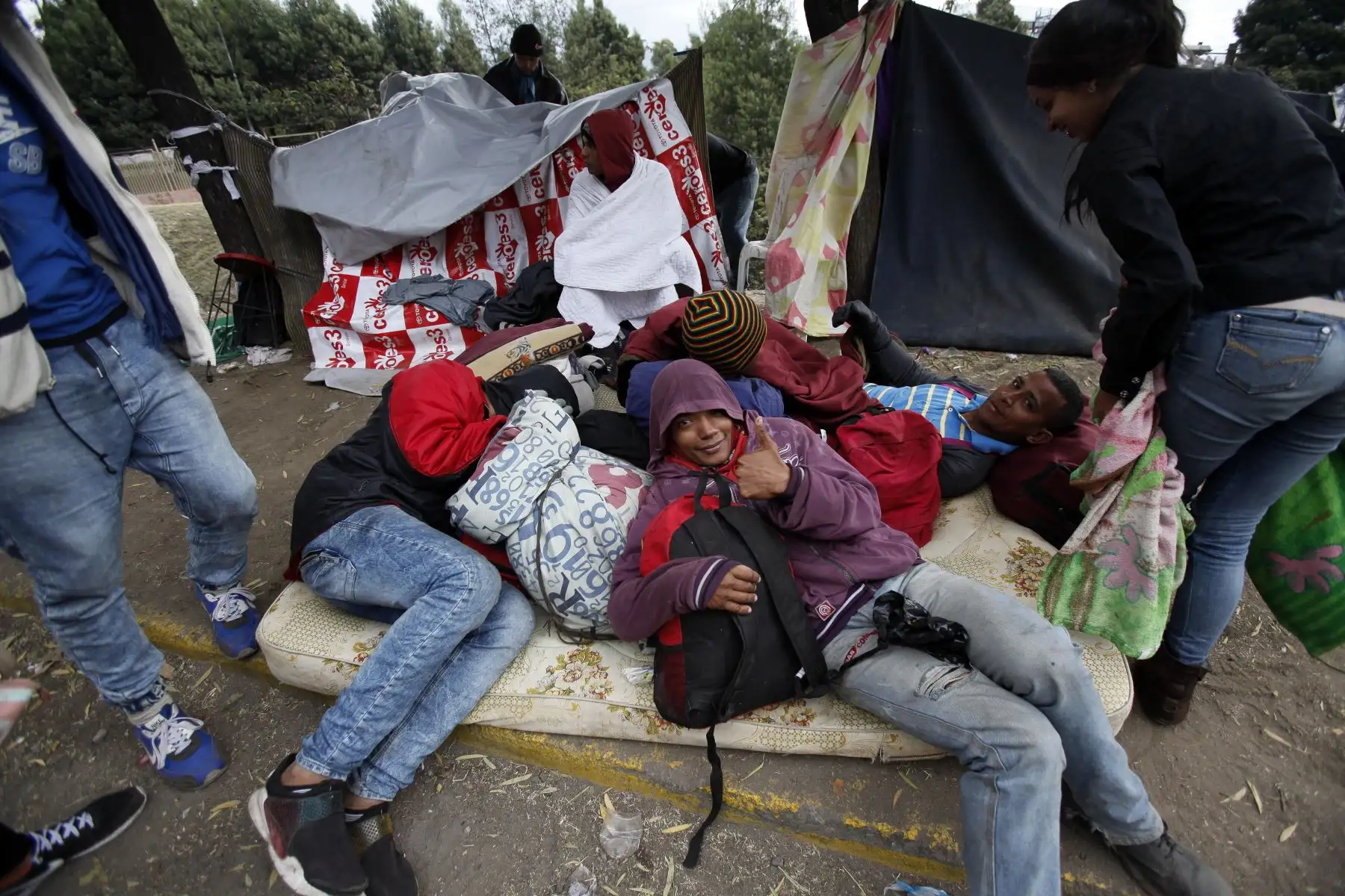 Cientos de emigrantes venezolanos que se hallaban a la intemperie son trasladados a refugios temporales  en la parte norte de Quito (Ecuador), hasta que logren reunir los 15 dólares necesarios para seguir viaje a Perú, una opción que persiguen el 80 por ciento de ellos. EFE