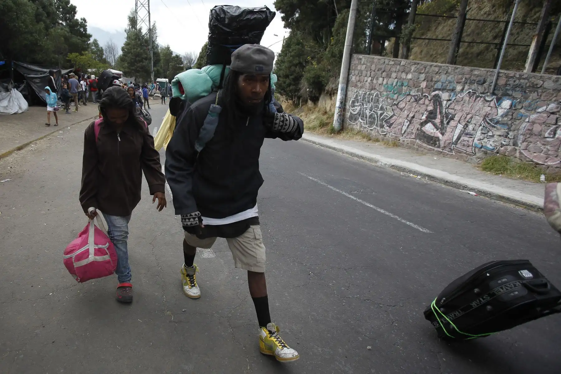 Cientos de emigrantes venezolanos que se hallaban a la intemperie son trasladados a refugios temporales  en la parte norte de Quito (Ecuador), hasta que logren reunir los 15 dólares necesarios para seguir viaje a Perú, una opción que persiguen el 80 por ciento de ellos. EFE