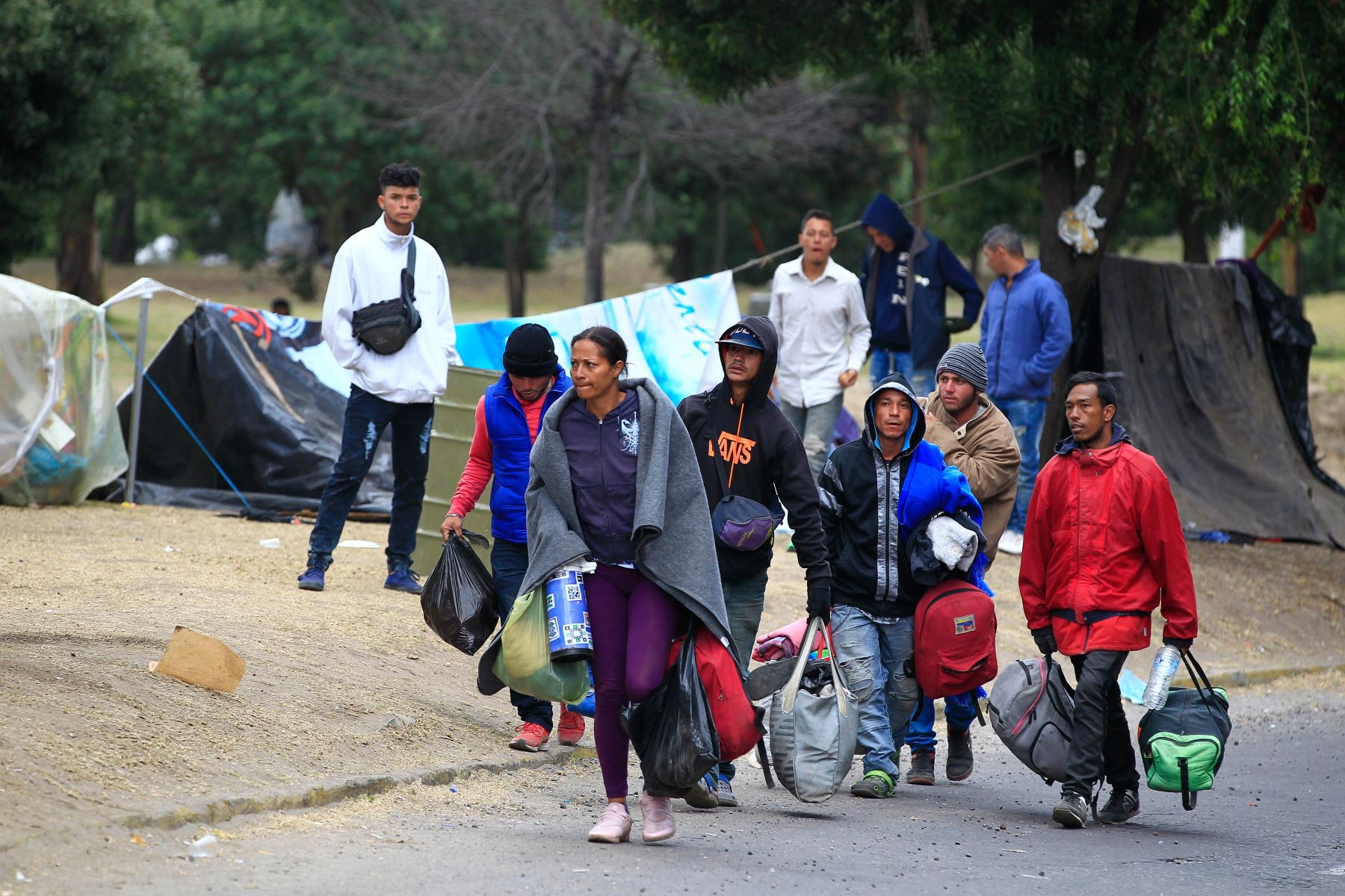 Cientos de emigrantes venezolanos que se hallaban a la intemperie son trasladados a refugios temporales  en la parte norte de Quito (Ecuador), hasta que logren reunir los 15 dólares necesarios para seguir viaje a Perú, una opción que persiguen el 80 por ciento de ellos. EFE
