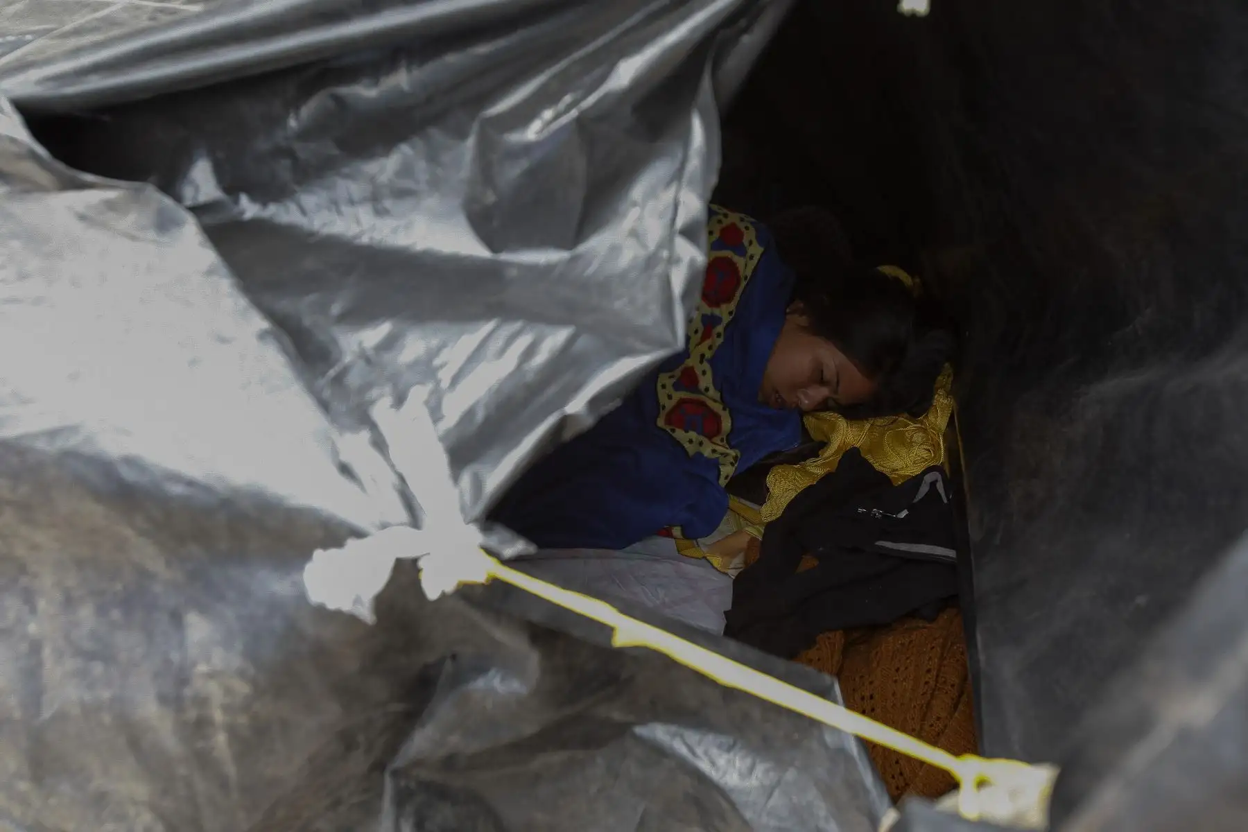 Cientos de emigrantes venezolanos que se hallaban a la intemperie son trasladados a refugios temporales  en la parte norte de Quito (Ecuador), hasta que logren reunir los 15 dólares necesarios para seguir viaje a Perú, una opción que persiguen el 80 por ciento de ellos. EFE