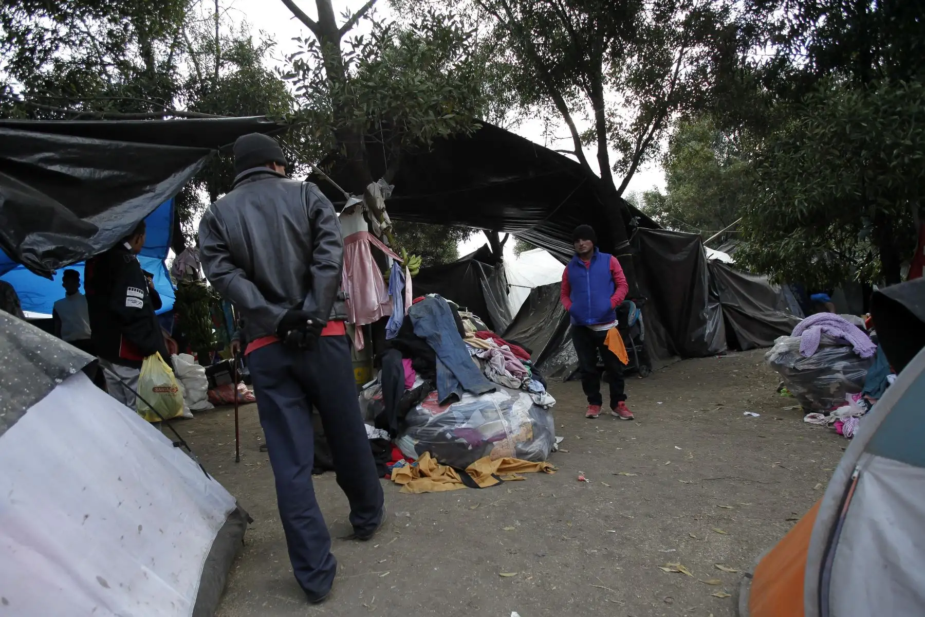 Cientos de emigrantes venezolanos que se hallaban a la intemperie son trasladados a refugios temporales  en la parte norte de Quito (Ecuador), hasta que logren reunir los 15 dólares necesarios para seguir viaje a Perú, una opción que persiguen el 80 por ciento de ellos. EFE