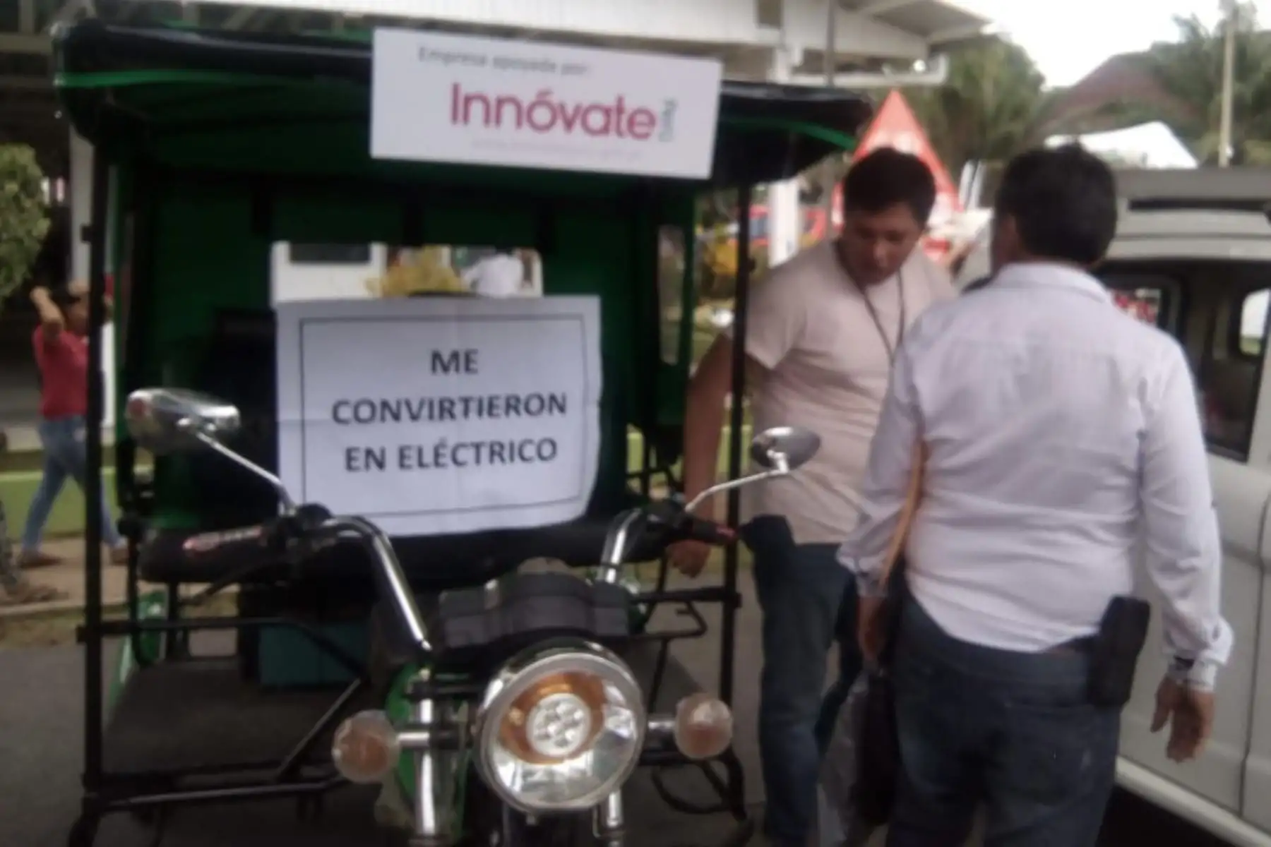 Los vehículos eléctricos son actualmente la mejor alternativa para reducir la contaminación ambiental y la salud pública generada por el uso de combustibles fósiles. Esto lo demuestra el mototaxi ecológico, construido gracias al apoyo del programa Innóvate Perú y que fue presentado en la ExpoAmazónica 2018, realizada en Ucayali.