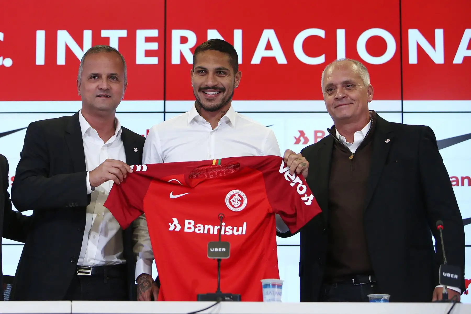 Paolo Guerrero posa al lado del presidente de Internacional, Marcelo Medeiros y el vicepresidente, Roberto Mello. Guerrero afirmó que su nuevo equipo le ayudará "mucho" para llegar en "óptimas condiciones" al Mundial de Catar 2022 y prometió "esfuerzo, sacrificio y raza" en su nueva etapa en el club de Porto Alegre. Foto: EFE