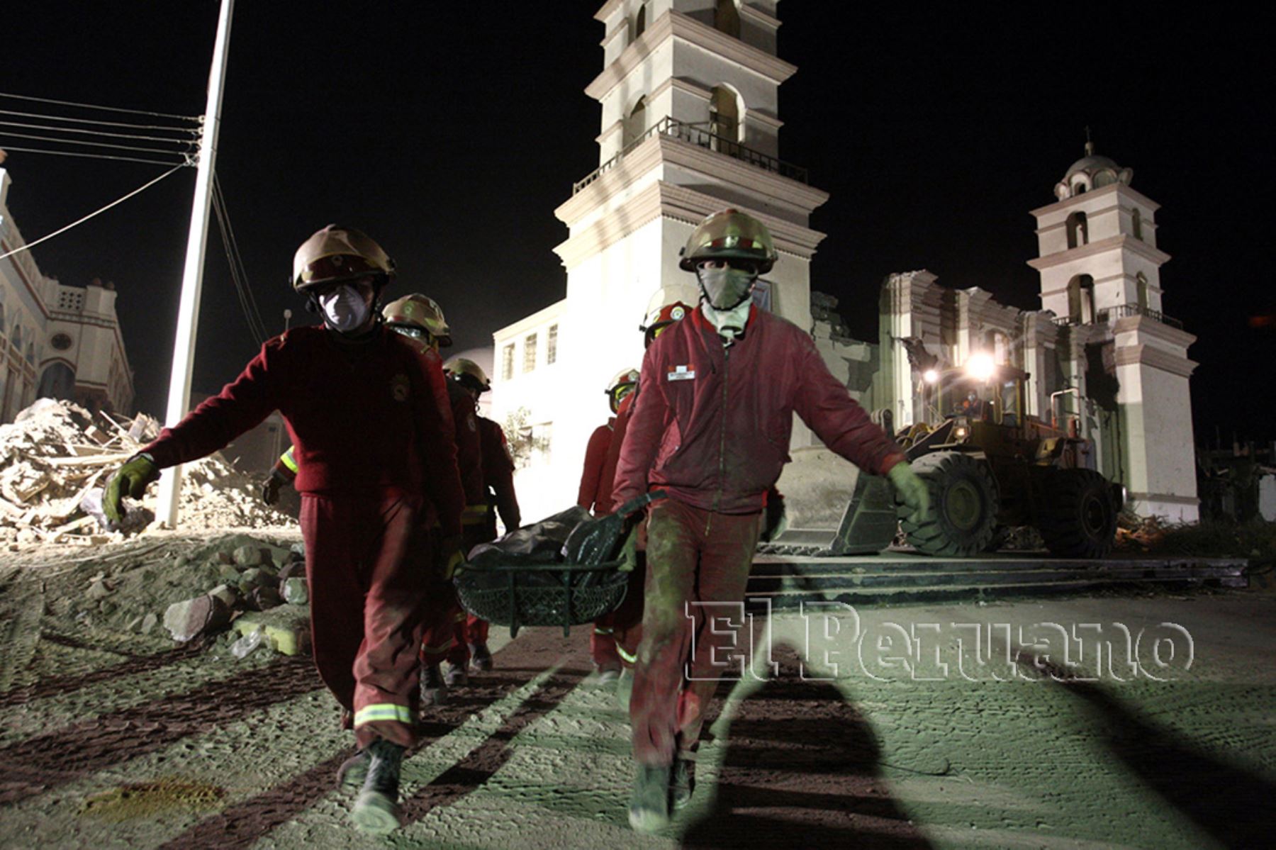 Bomberos rescatan a las víctimas de la Iglesia de San Clemente (18 agosto 2007). Foto: Diario Oficial EL PERUANO / Jack Ramón