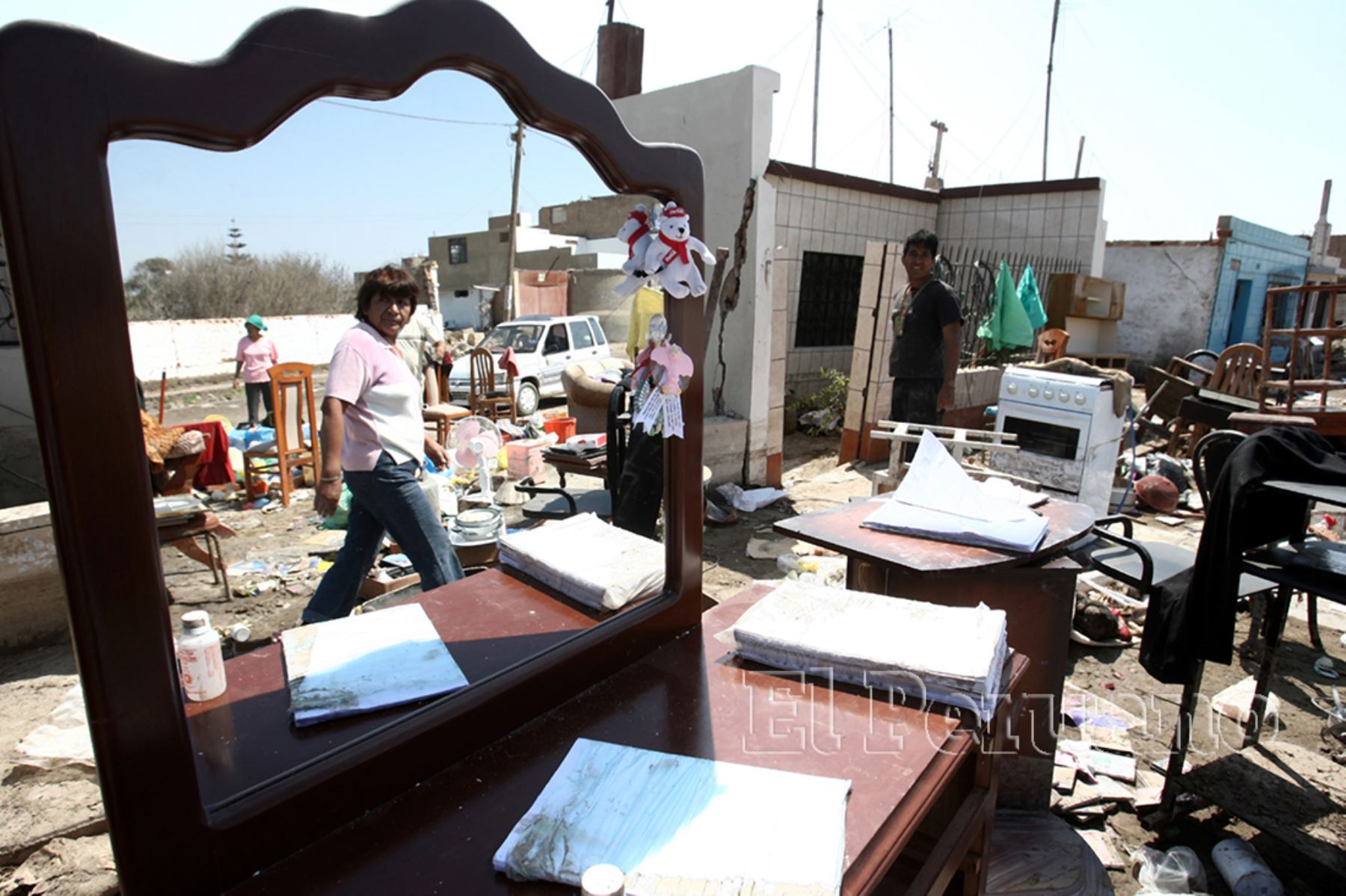 Damnificados  buscan rescatar algunos de sus bienes (22 agosto 2007). Foto: Diario Oficial EL PERUANO / Jack Ramón