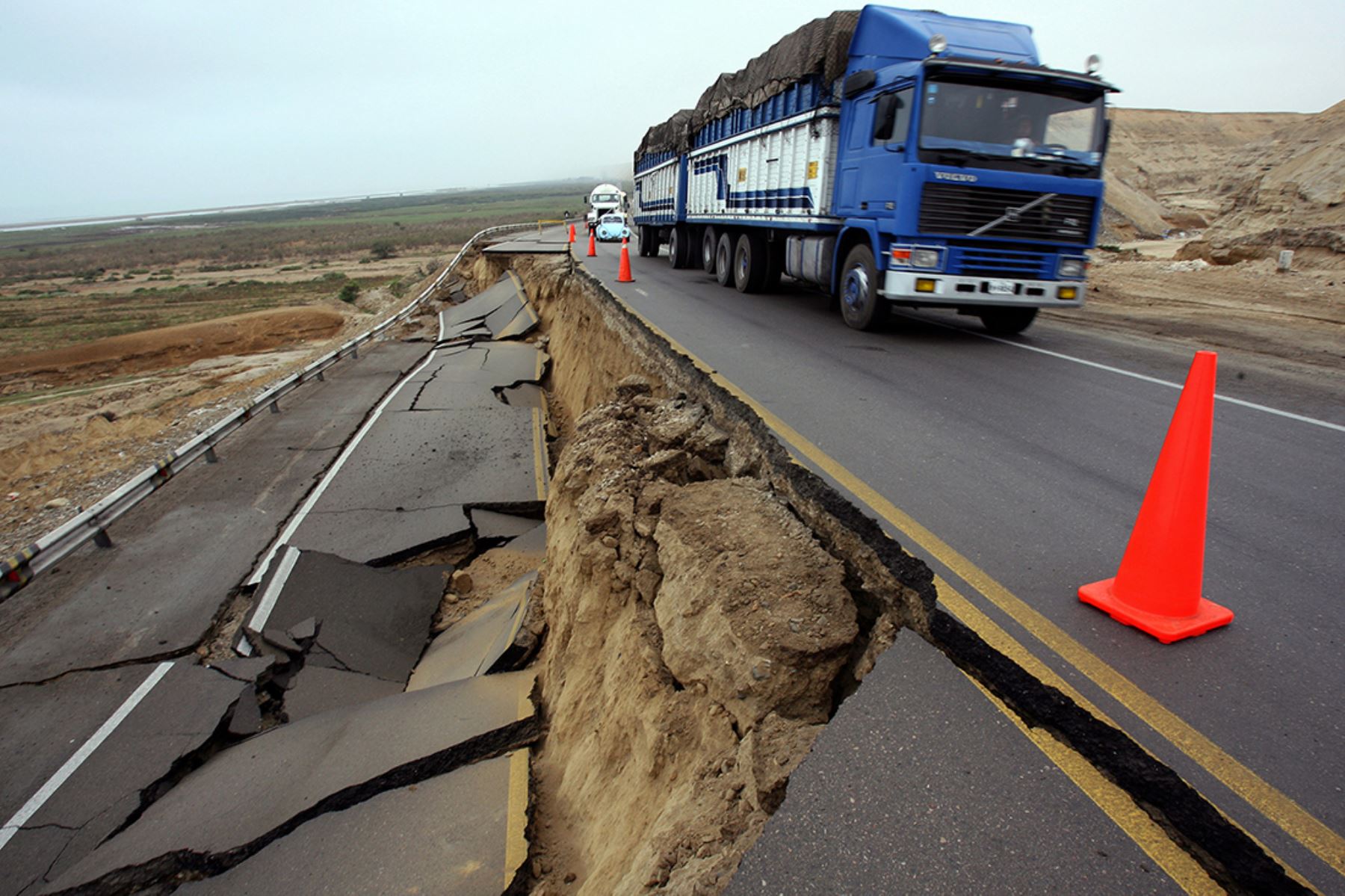 Un camión que circula por la carretera destruida parcialmente por el terremoto en Cañete (17 agosto 2007). Foto: AFP