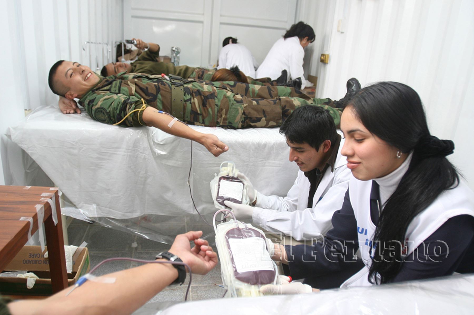 En Lima militares se suman a la campaña de donación de sangre para los damnificados por el terremoto /17 agosto 2007). Foto: Diario Oficial EL PERUANO / Vidal Tarqui