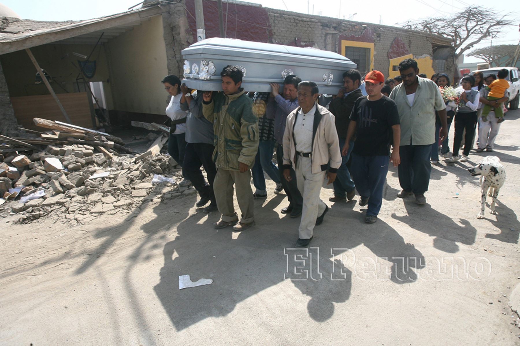 Entierro de las víctimas (17 agosto 2007).    Foto:  Diario Oficial EL PERUANO / Carlos Lezama