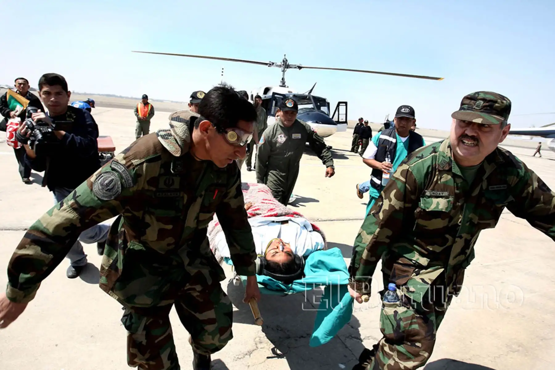 Traslado de los heridos desde la base militar de Pisco (21 agosto 2007). Foto: Diario Oficial EL PERUANO / Jack Ramón