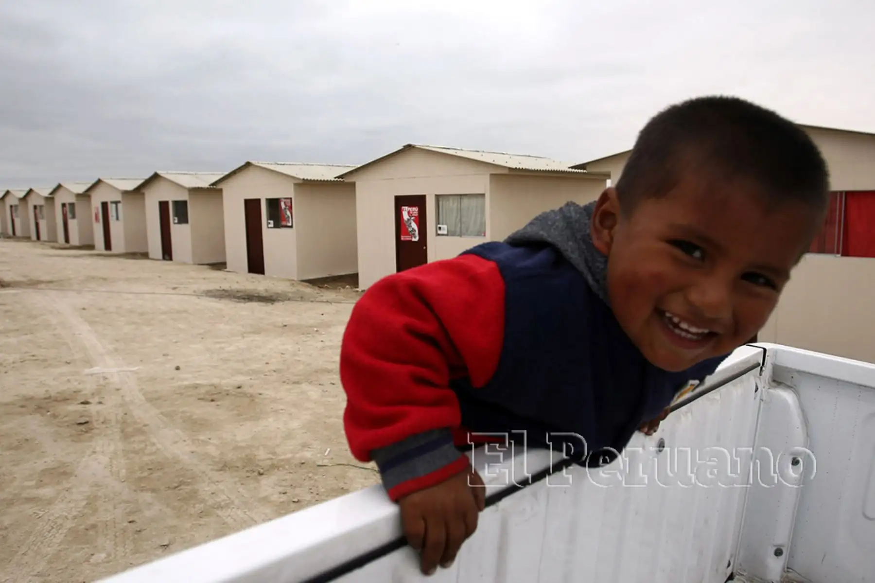 Niño celebra la entrega de módulos de vivienda para damnificados (13 agosto 2008). Foto: Diario Oficial EL PERUANO / Jack Ramón