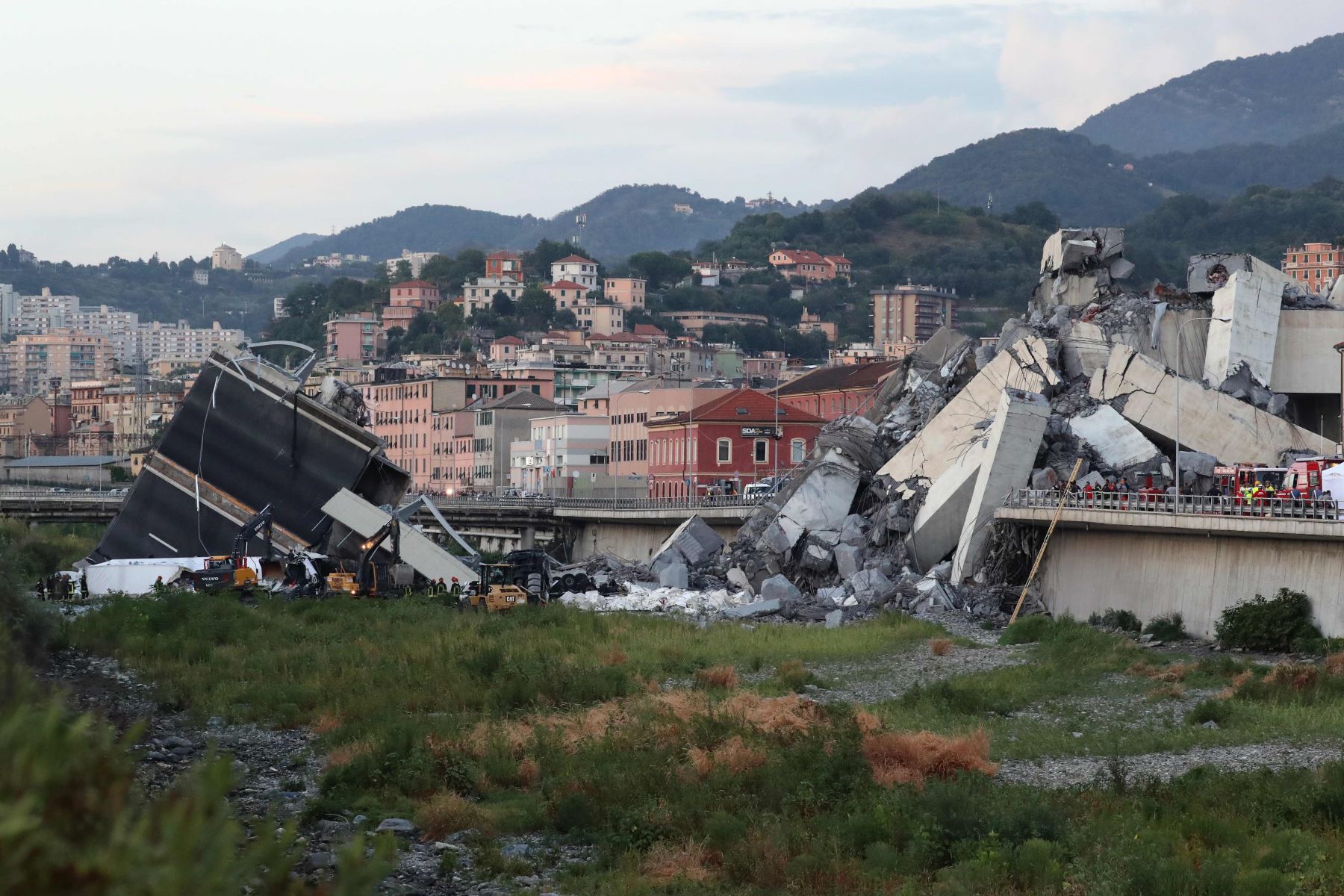 Rescatistas inspeccionan los escombros y restos del puente de la autopista Morandi Foto: AFP