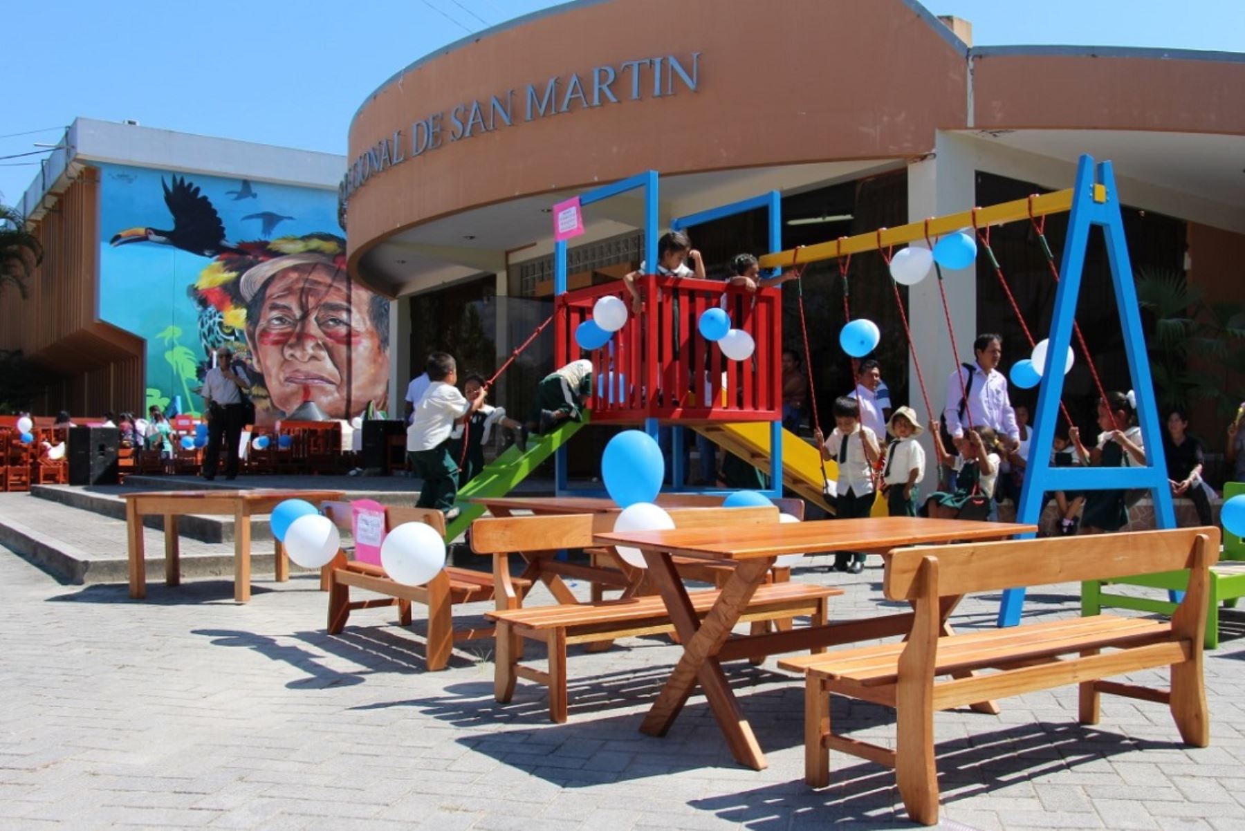 ANDINAColegios de San Martín reciben 370 muebles elaborados con madera incautada. ANDINA