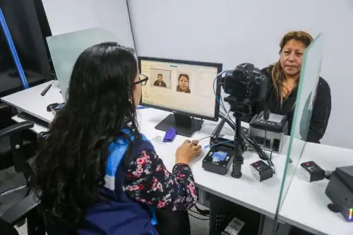 Hermana de Carlos Jesús Erazo Trujillo  Foto: Migraciones