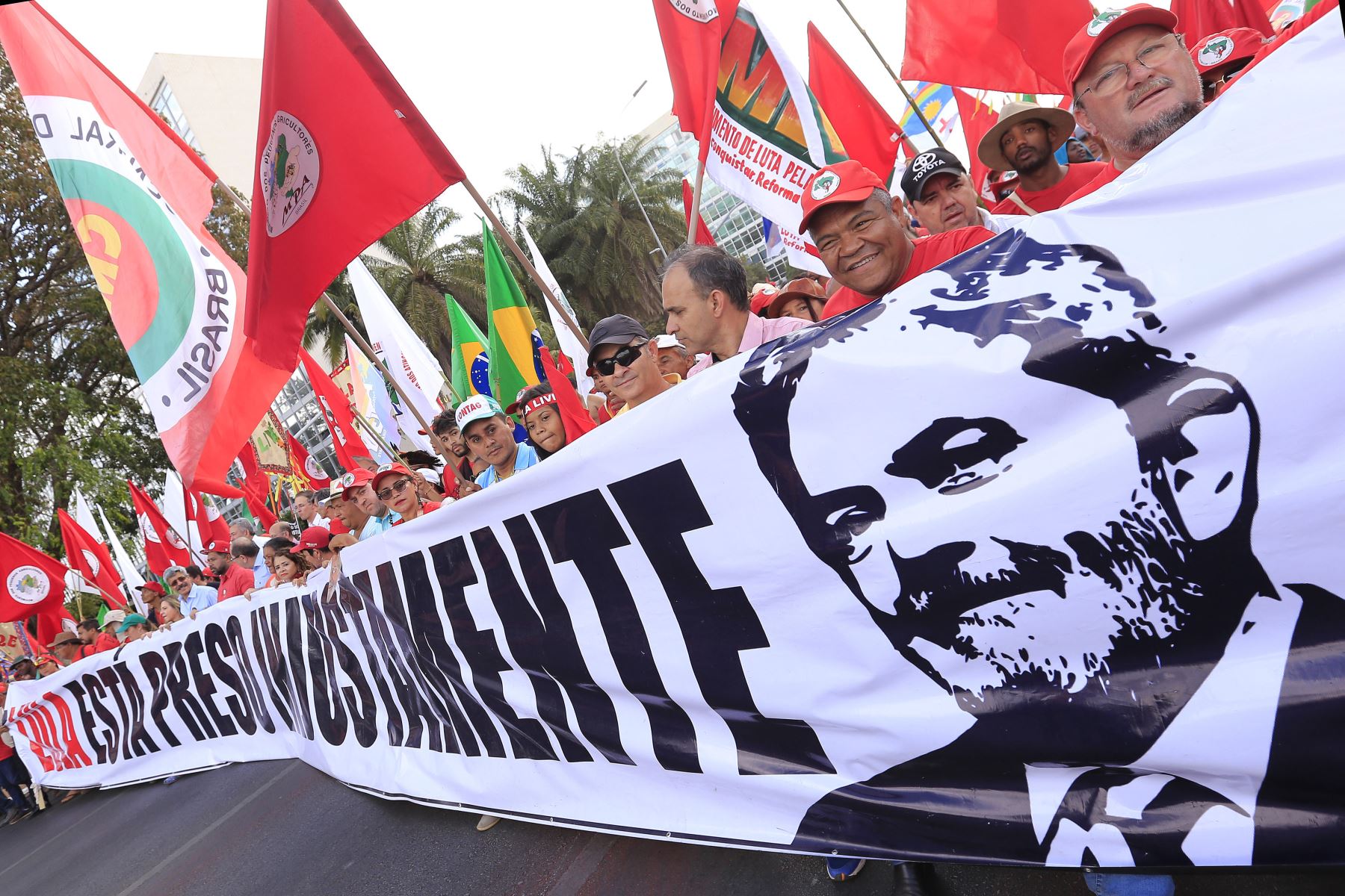Integrantes del Movimiento Sin Tierras (MST) caminan hacia Tribunal Superior Electoral para registrar la candidatura del expresidente Lula da Silva Foto: EFE