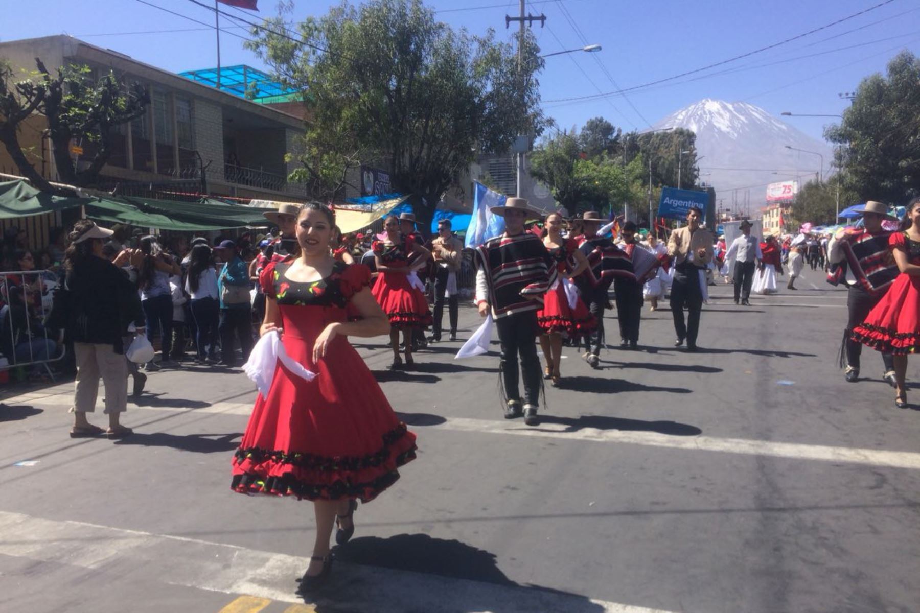 Arequipeños colman las calles para celebrar el Corso de la Amistad. ANDINA