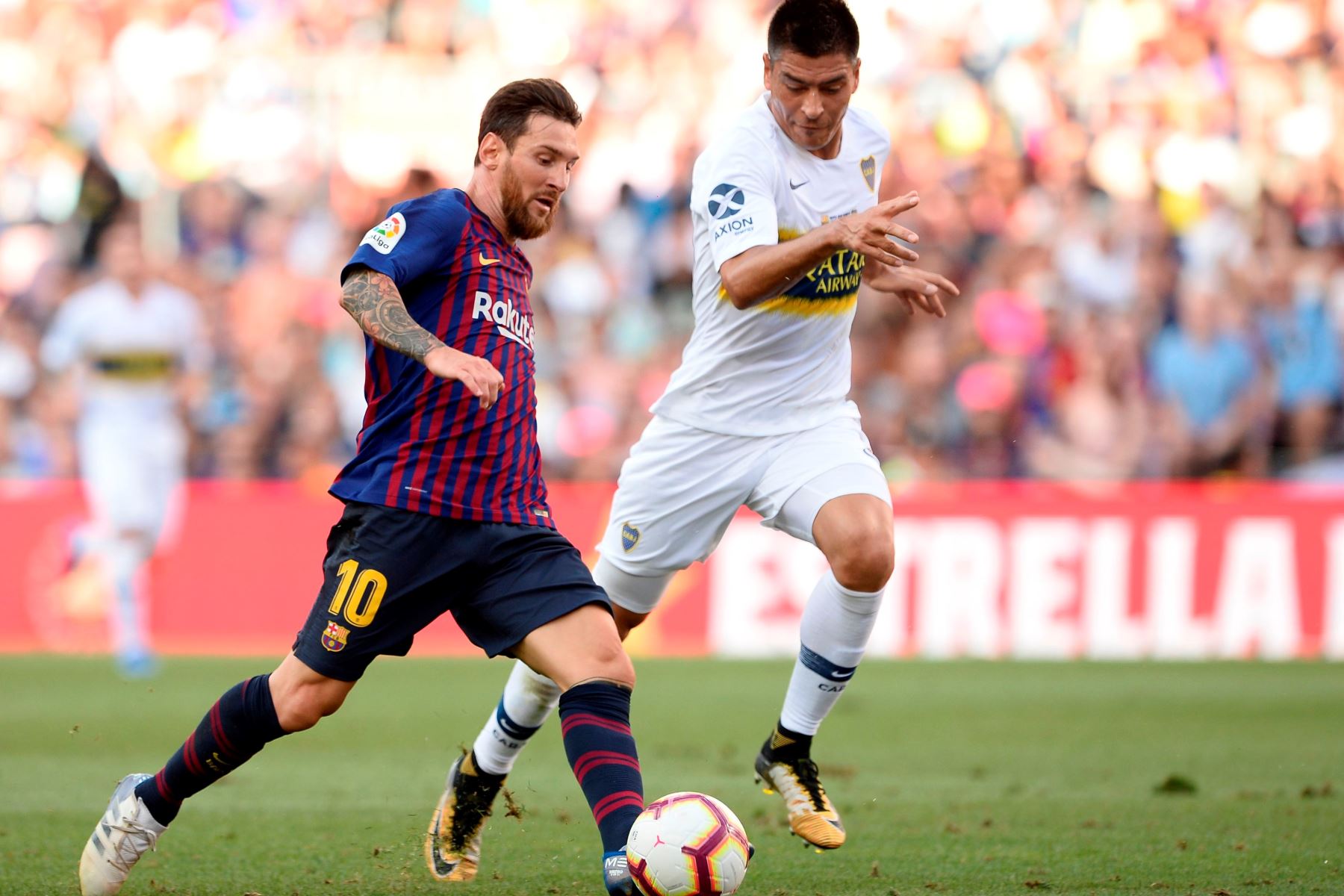 Messi desafía al defensa argentino Boca Juniors Paolo Goltz durante el 53 ° Trofeo Joan Gampe Foto: AFP