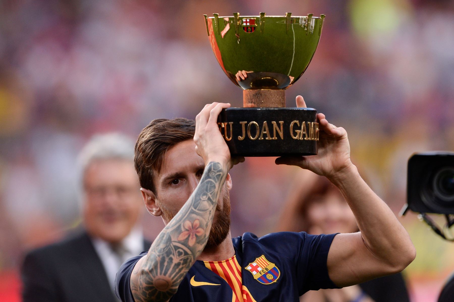 Messi levanta el trofeo al finalizar el 53 ° Trofeo Joan Gamper Foto: AFP