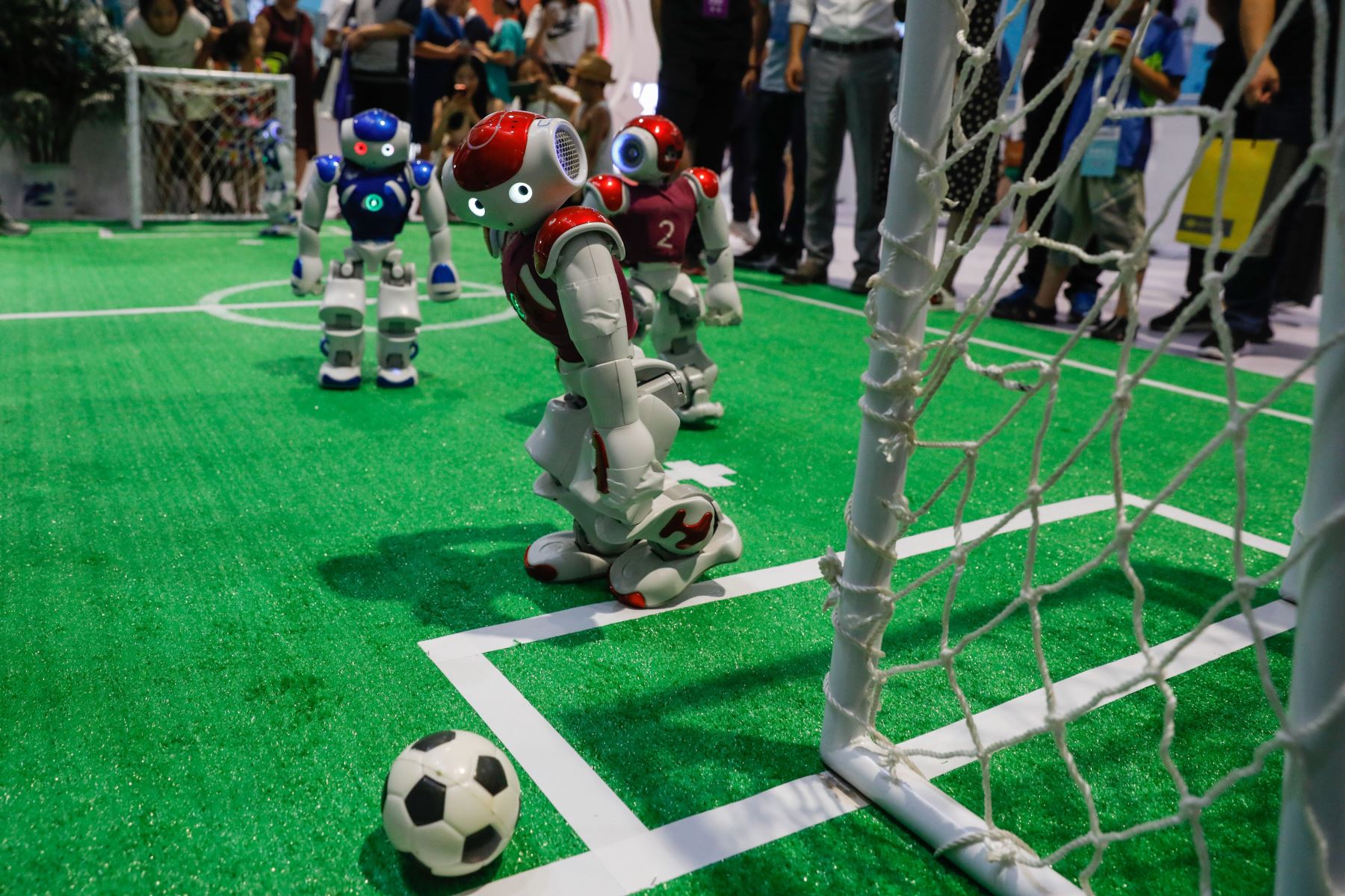 Partido de fútbol robótico en el ámbito del Congreso Mundial de Robótica en Pekín Foto: EFE