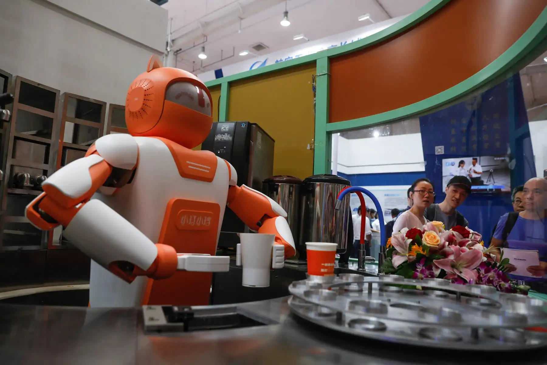 Partido de fútbol robótico en el ámbito del Congreso Mundial de Robótica en Pekín Foto: EFE