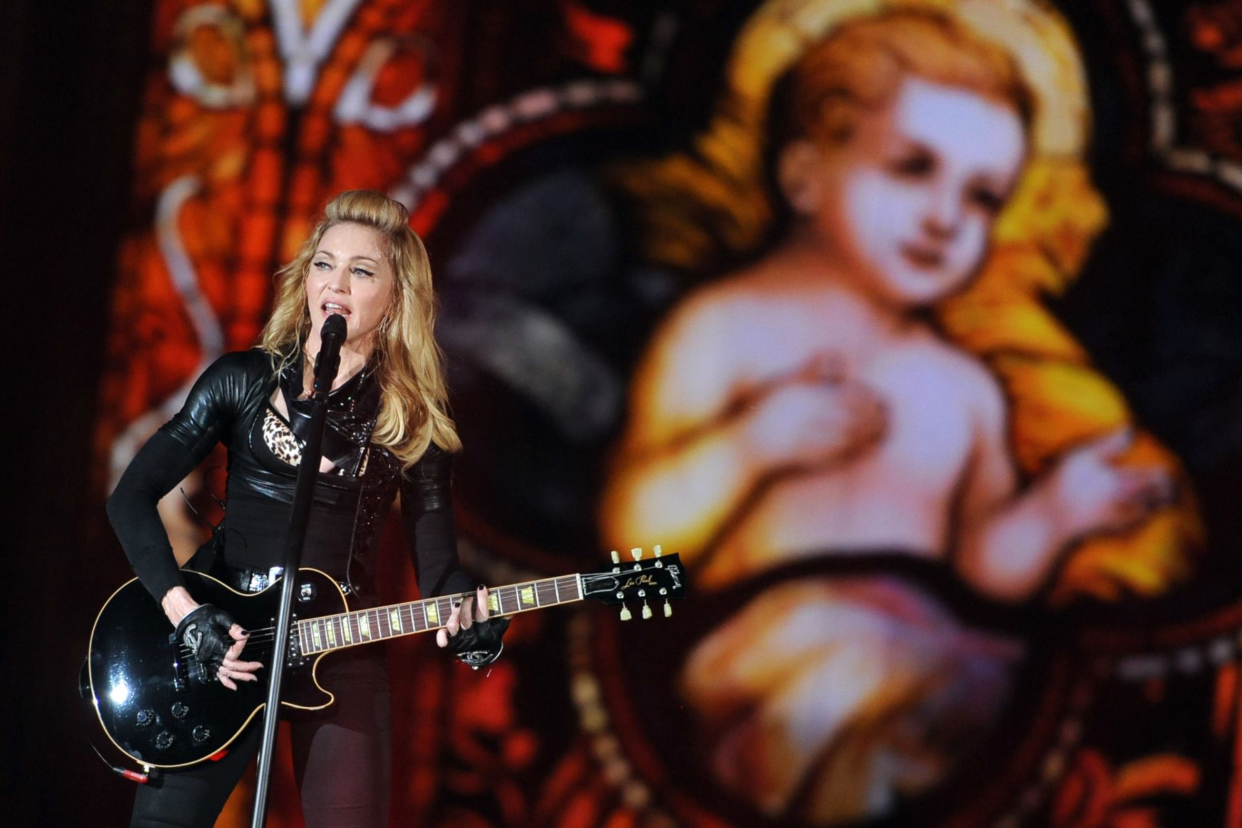 La cantante estadounidense Madonna se presenta durante un concierto en el mundo de 02 el 28 de junio de 2012 en Berlín como parte de su gira MDNA 2012
AFP