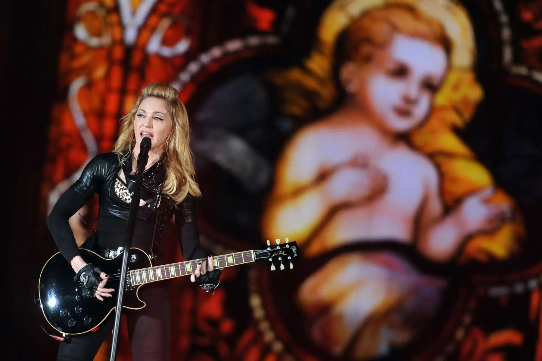 La cantante estadounidense Madonna se presenta durante un concierto en el mundo de 02 el 28 de junio de 2012 en Berlín como parte de su gira MDNA 2012
AFP