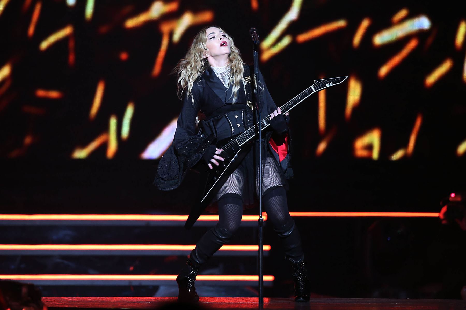 La cantante estadounidense Madonna actúa en el escenario de Colonia, en el oeste de Alemania, el 4 de noviembre de 2015, durante un concierto que comienza su gira por Europa.
AFP