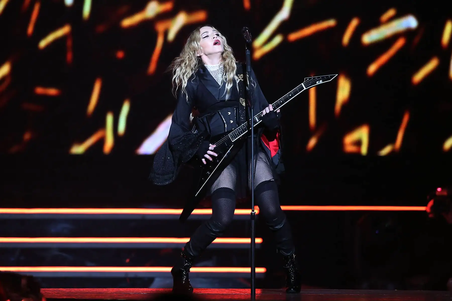 La cantante estadounidense Madonna actúa en el escenario de Colonia, en el oeste de Alemania, el 4 de noviembre de 2015, durante un concierto que comienza su gira por Europa.
AFP