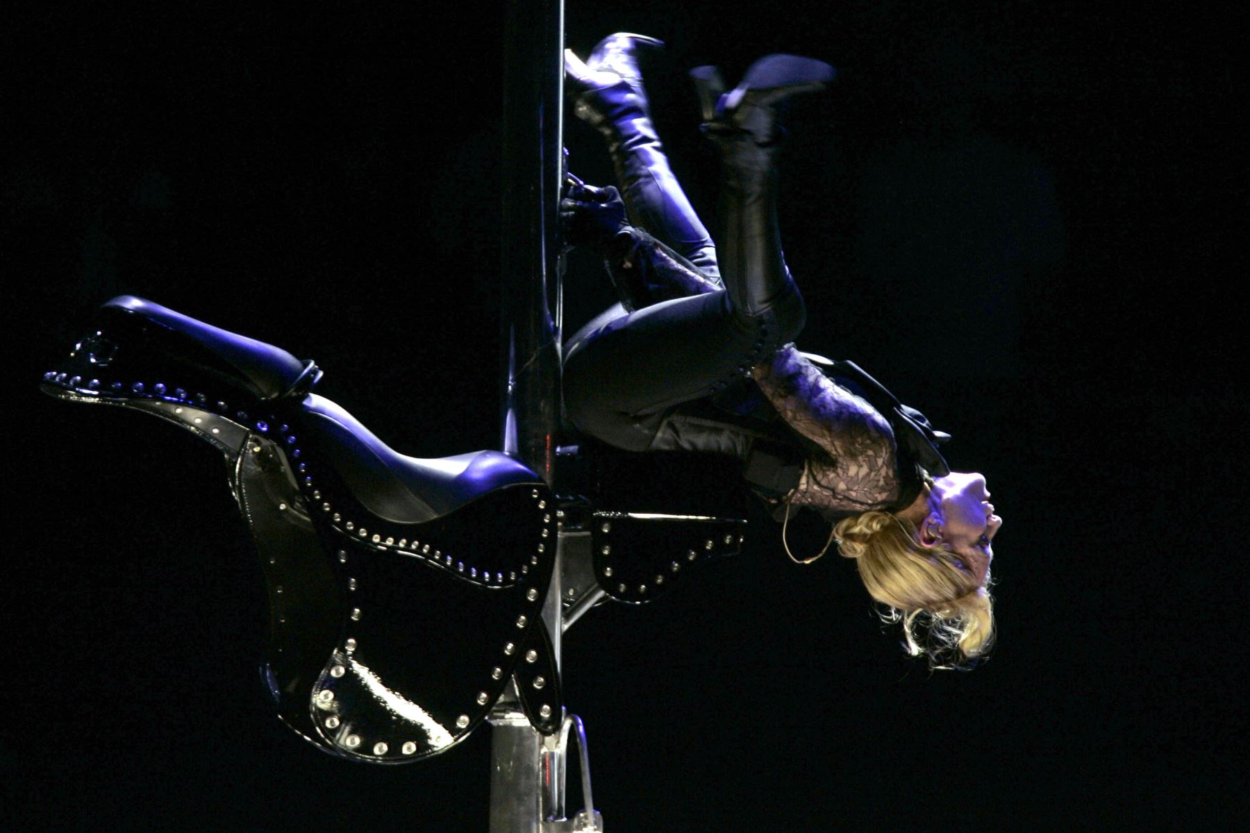 La estrella pop estadounidense Madonna se presenta en el escenario de Bercy en París, el 27 de agosto de 2006, como parte de su "gira de confesiones". AFP