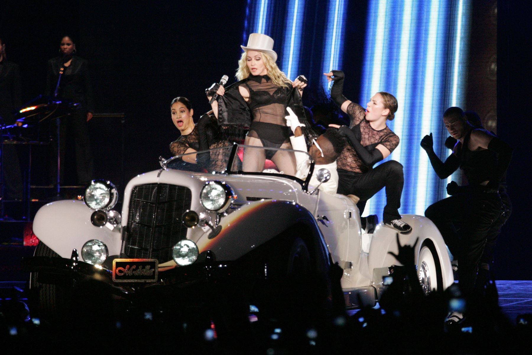 La cantante estadounidense Madonna actúa en el escenario el 26 de agosto de 2008 en el estadio Charles-Ehrmann en Niza, en la costa francesa. Madonna inicia el segundo concierto de su gira mundial "Sticky And Sweet" con un espectáculo de dos horas de éxitos y moda que muestra por qué sigue siendo la reina del pop a pesar de haber cumplido recientemente 50. AFP