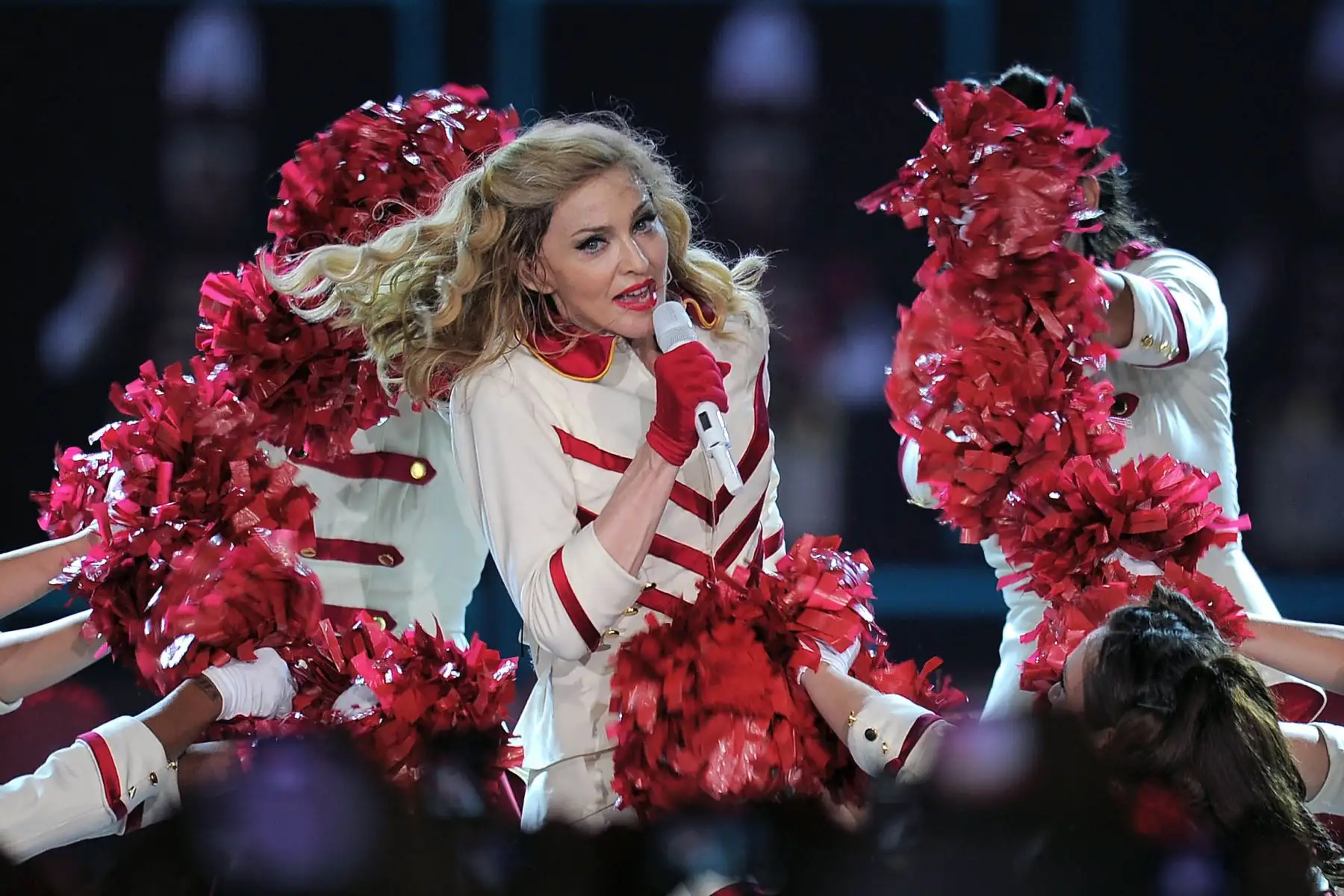 La cantante estadounidense Madonna actúa durante su "concierto MDNA" el 20 de junio de 2012 en el Palau Sant Jordi de Barcelona. AFP