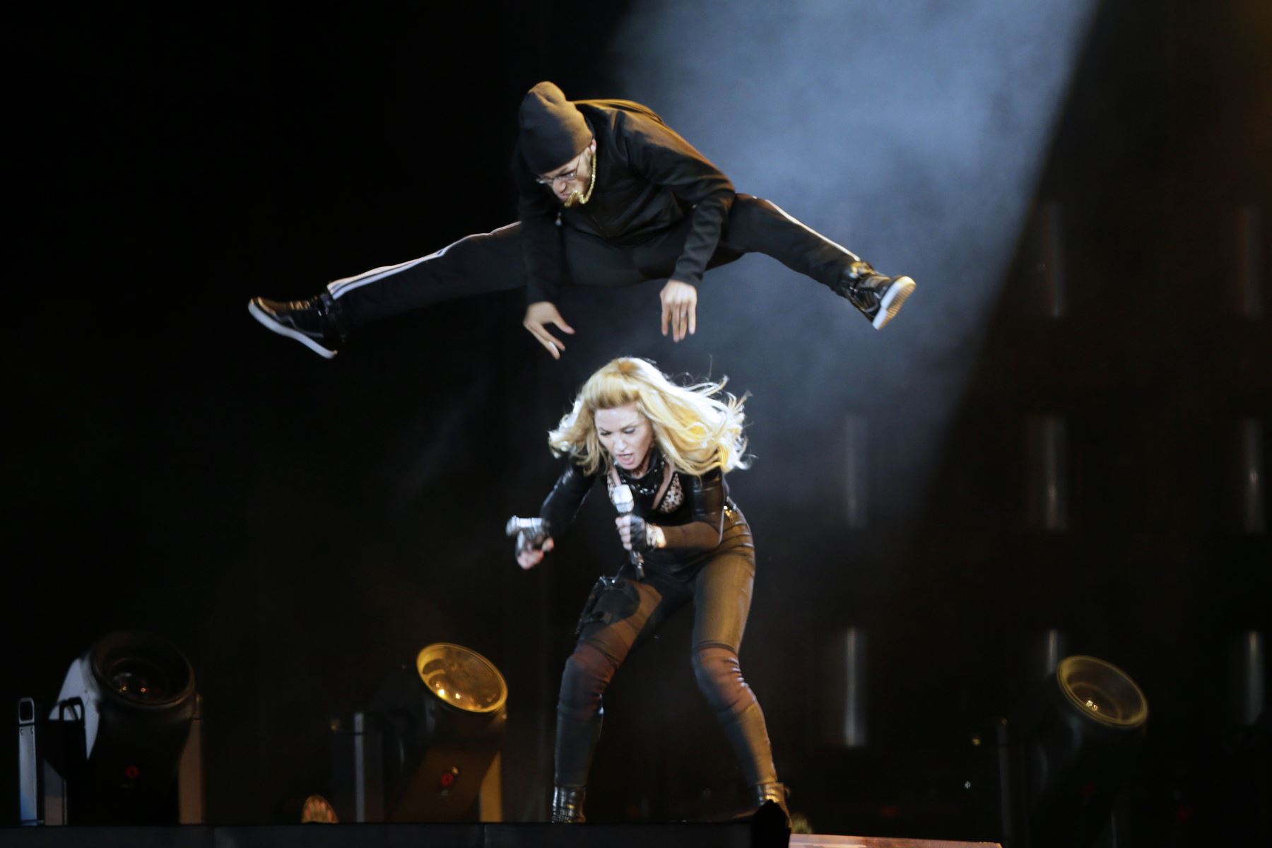 La cantante estadounidense Madonna se presenta en el escenario en el Stade de France en Saint-Denis, un suburbio de París, el 14 de julio de 2012, durante su gira mundial de MDNA. AFP
