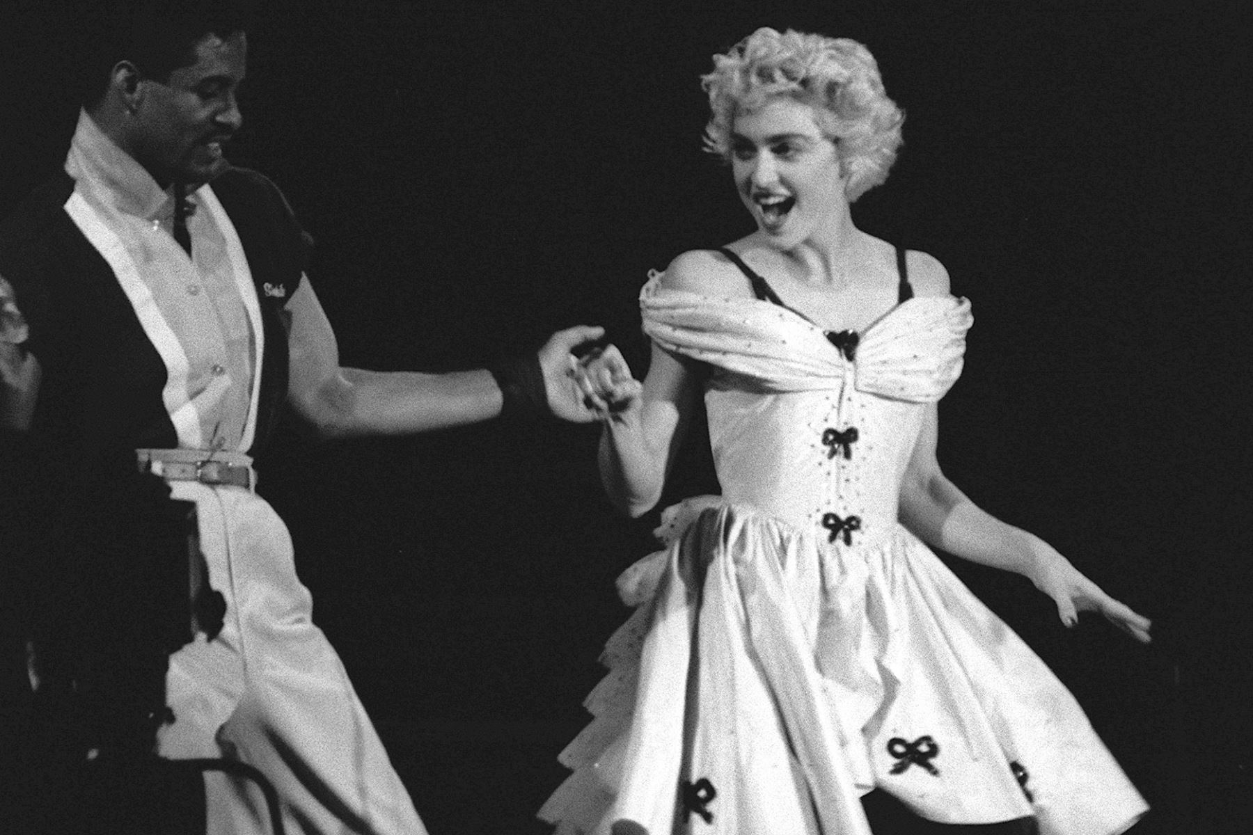 La estrella pop estadounidense Madonna actúa junto con un compañero de baile no identificado, el 28 de agosto de 1987, durante un único concierto que tuvo lugar en el parque de la ciudad de Sceaux, ubicado en el suburbio sureño de París. AFP