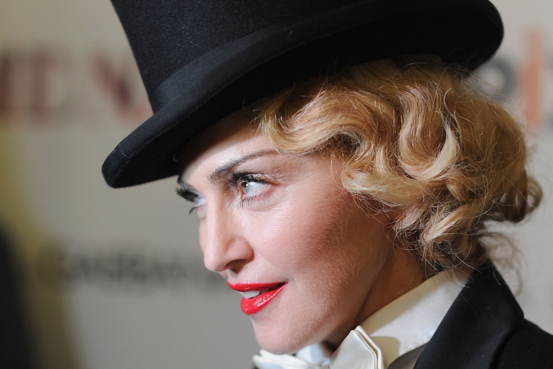 Madonna asiste a la proyección de Dolce & Gabbana y The Cinema Society del estreno mundial de Epix de "Madonna: The MDNA Tour" en el Teatro de París el 18 de junio del 2013 en la ciudad de Nueva York. AFP