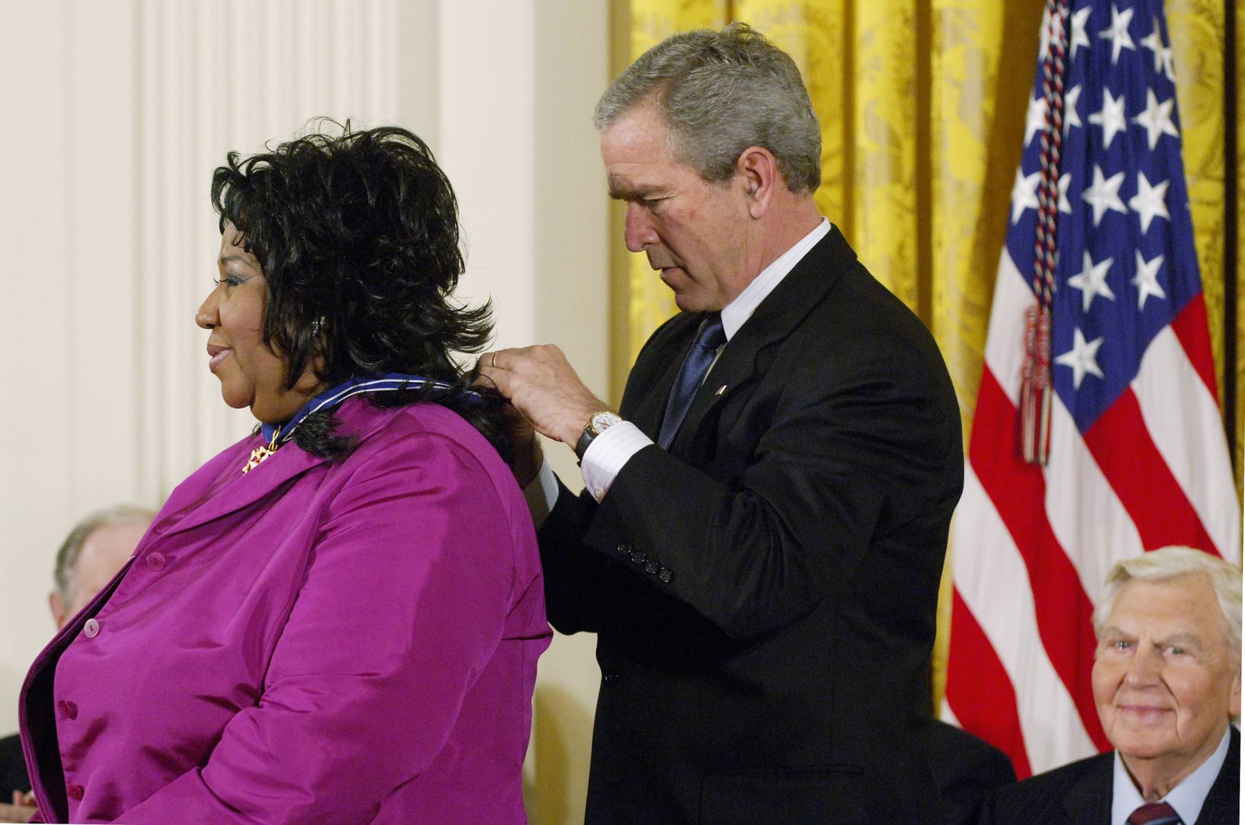 Foto de archivo tomada el 9 de noviembre de 2005, el presidente estadounidense George W. Bush presenta la Medalla Presidencial de la Libertad, la condecoración civil más importante de la nación, a la cantante Aretha Franklin (L) mientras el actor Andy Griffith (R) mira en el Este Sala de la Casa Blanca en Washington, DC. AFP