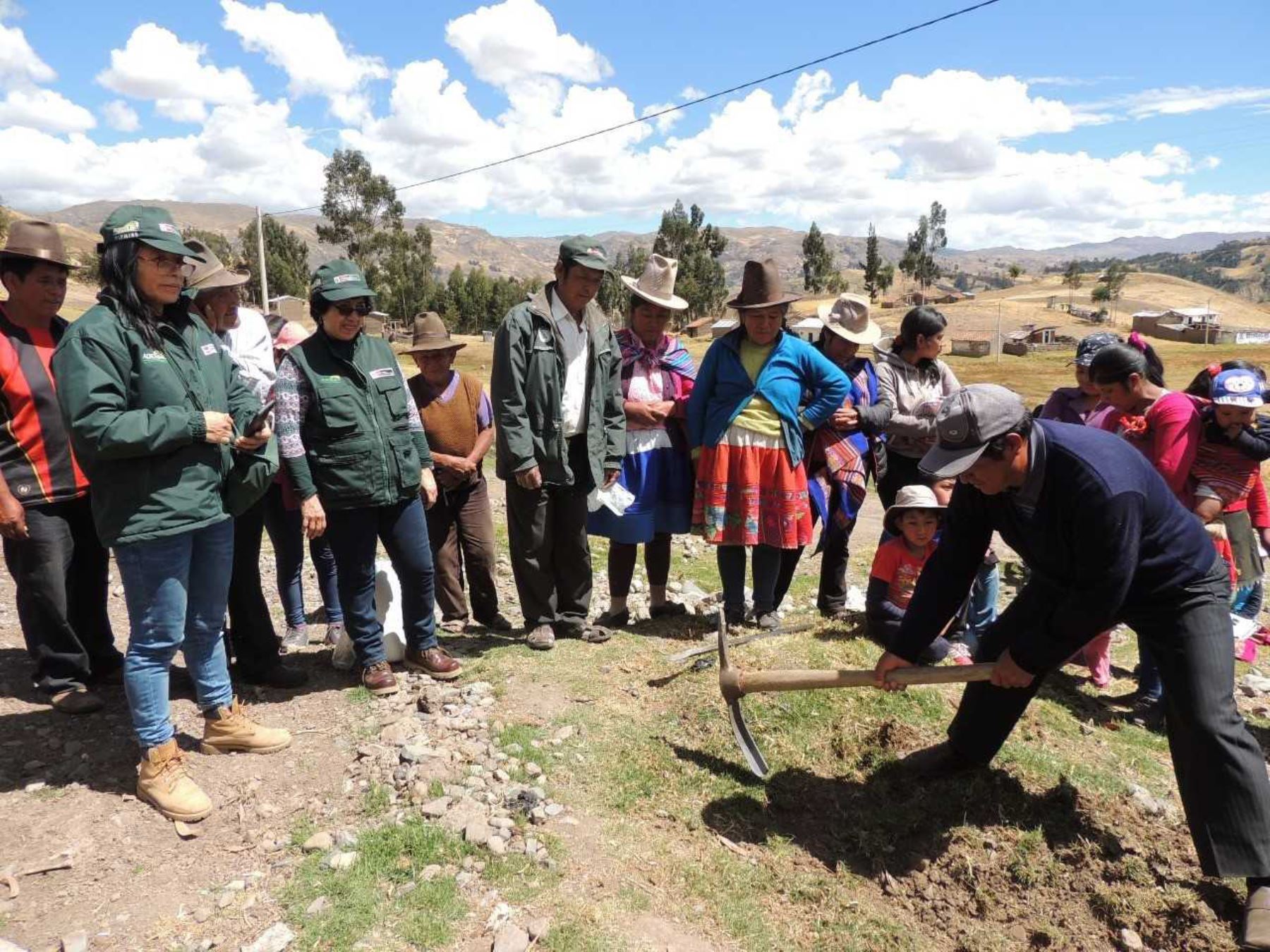 El Ministerio de Agricultura y Riego (Minagri), a través de Agro Rural, realizó con éxito tres Escuelas de Campo de Agricultura sobre técnicas de manejo de cultivos de pastos y manejo ganadero, en beneficio de familias campesinas de las provincias de Huaraz y Bolognesi, en la región Áncash.