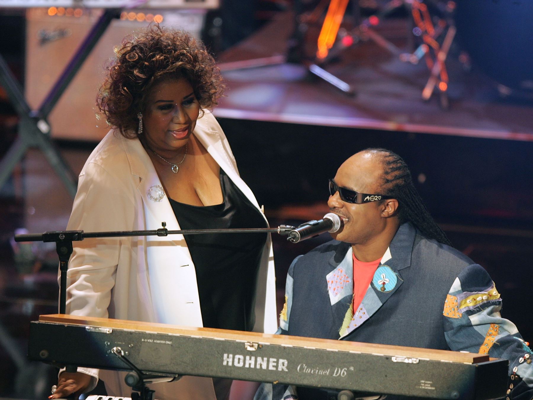 Cantantes Aretha Franklin (L) y Stevie Wonder se presentan en el escenario en la 10 ª Anual Soul Train Lady of Soul Awards celebrada en el Auditorio Cívico de Pasadena el 7 de septiembre de 2005 en Pasadena, California. AFP