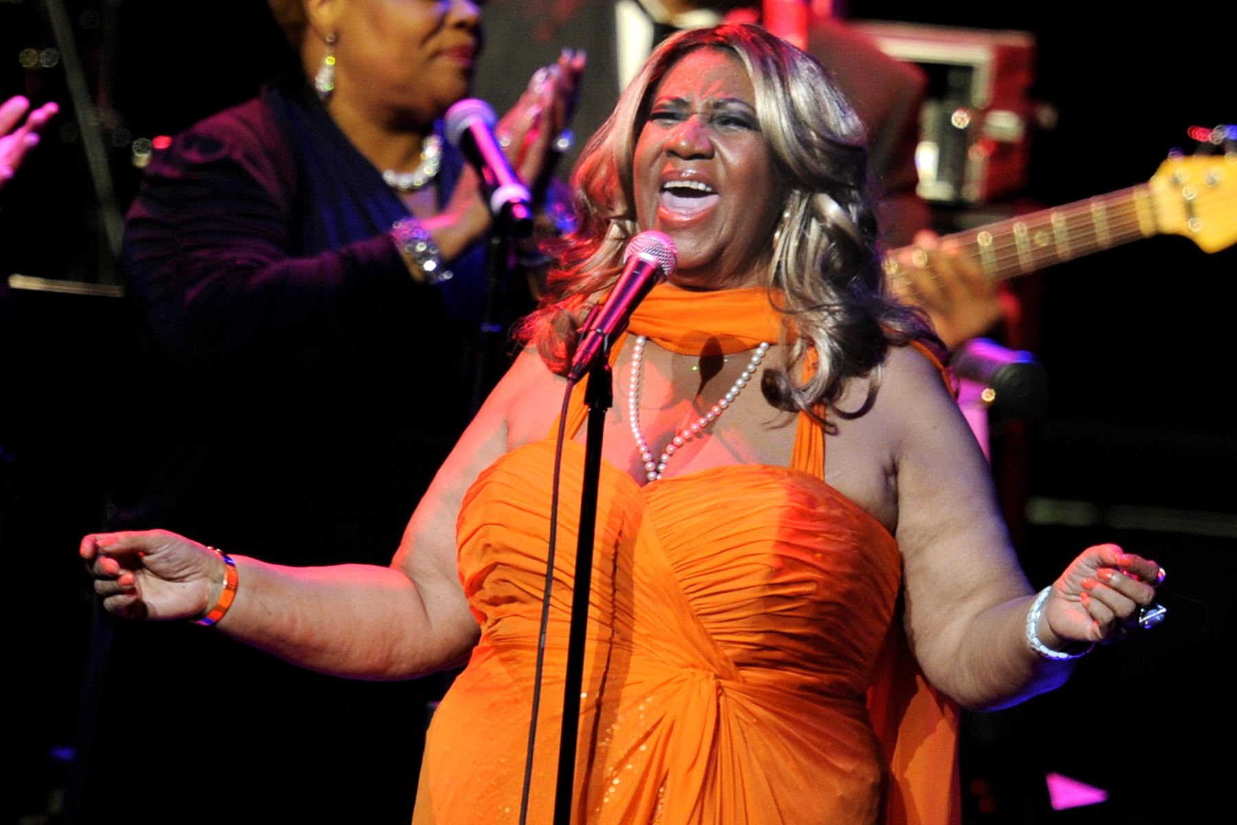 La cantante Aretha Franklin se realiza en el teatro Nokia L.A. Live el 25 de julio de 2012 en Los Ángeles, California.  / AFP
