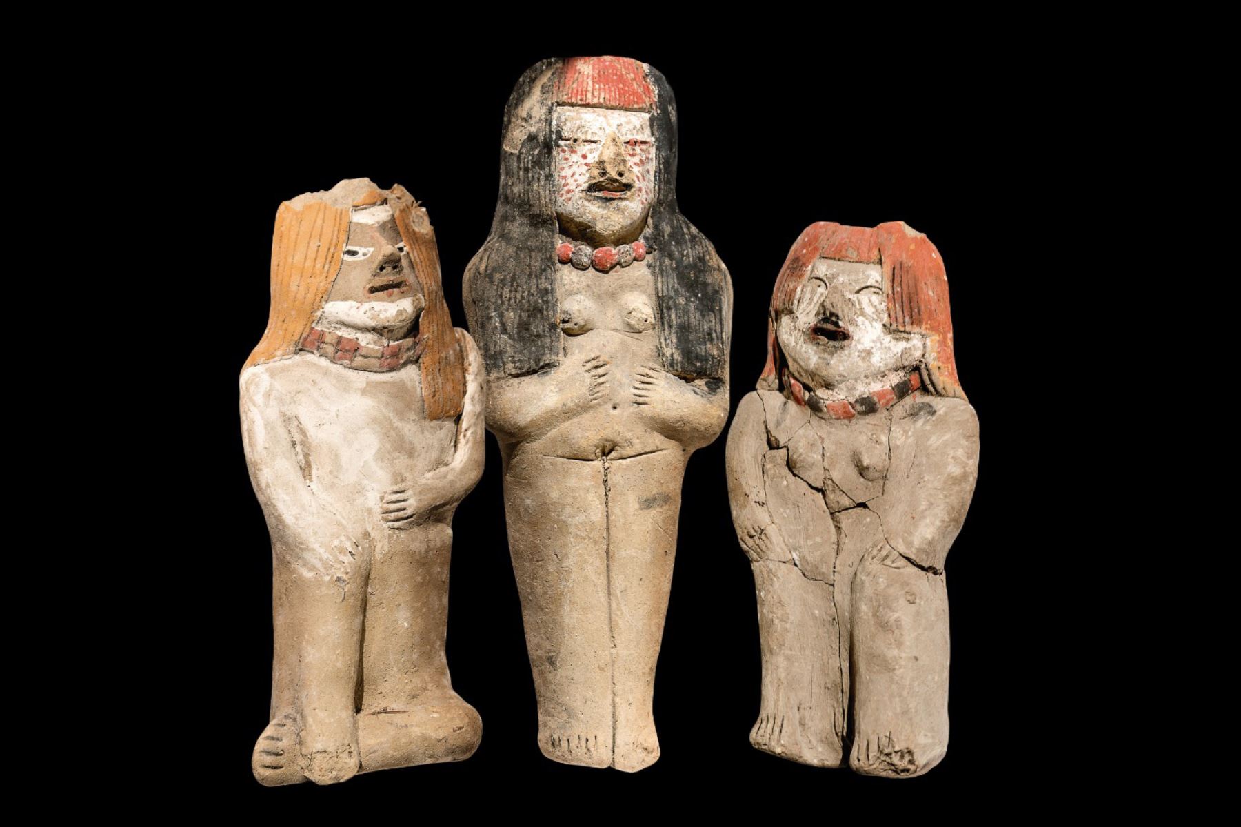 Figuras escultóricas hechas en barro no cocido en el que destaca una mujer de alta jerarquía. Foto: ANDINA/Zona Arqueológica de Caral