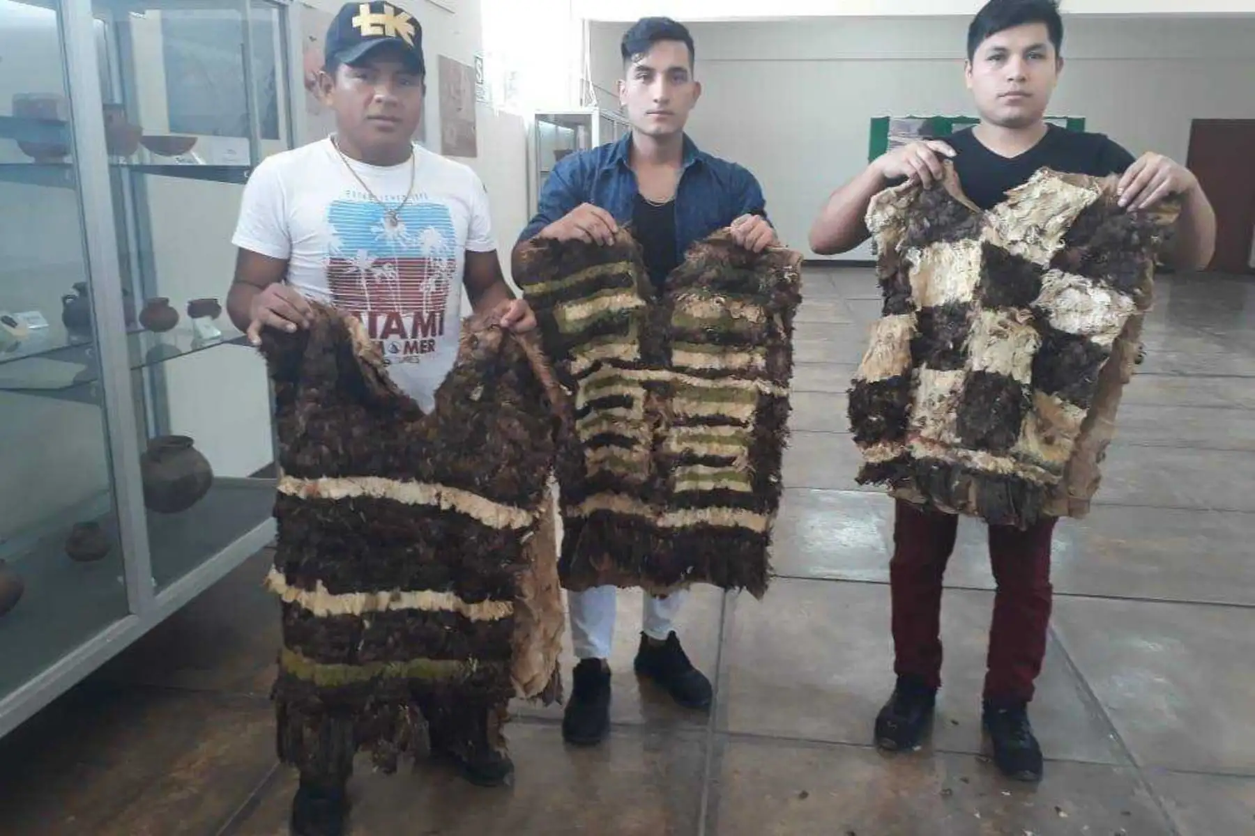 Un conjunto de prendas de vestir que pertenecería a la civilización prehispánica Chimú, fue descubierto recientemente por jóvenes en el sector de Sechín Alto, provincia de Casma, región Áncash.