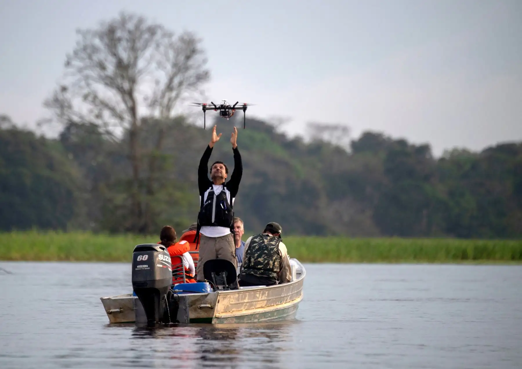 Especialista en Conservación del WWF-Brasil Marcelo Oliveira recupera un dron Foto: AFP