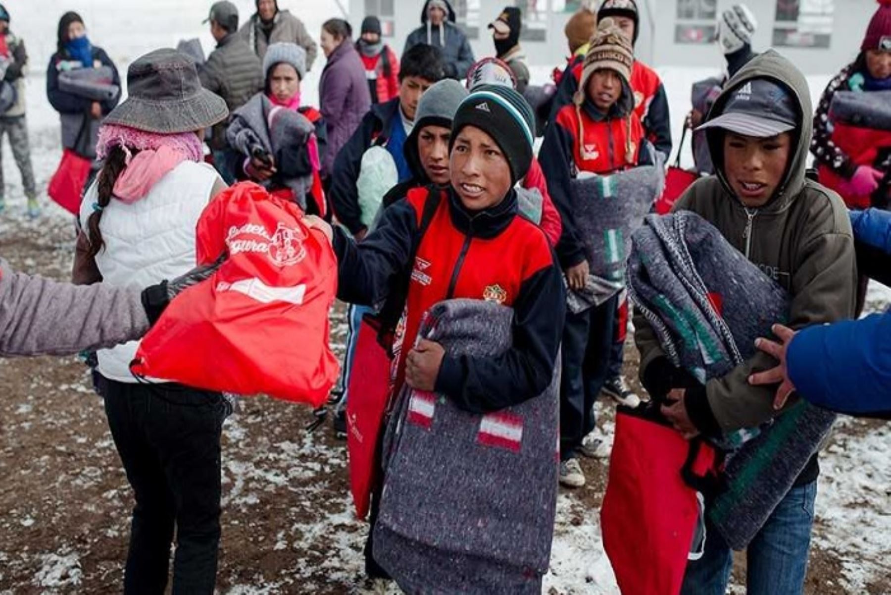 Minedu entrega kits de abrigo a 91 colegios de Apurímac ante heladas