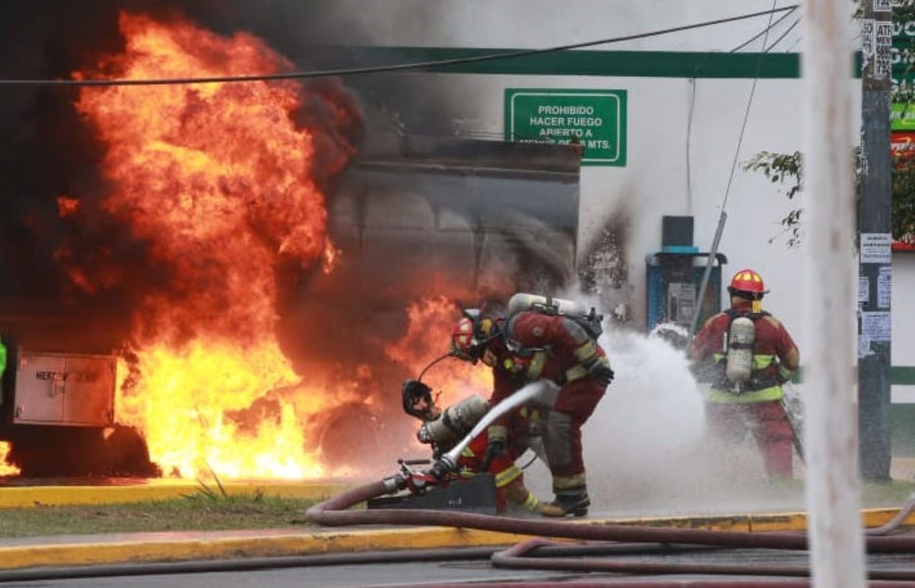 Bomberos tienen la difícil tarea de apagar el fuego producto de la combustión de gasolina. Foto: ANDINA/Jhony Laurente