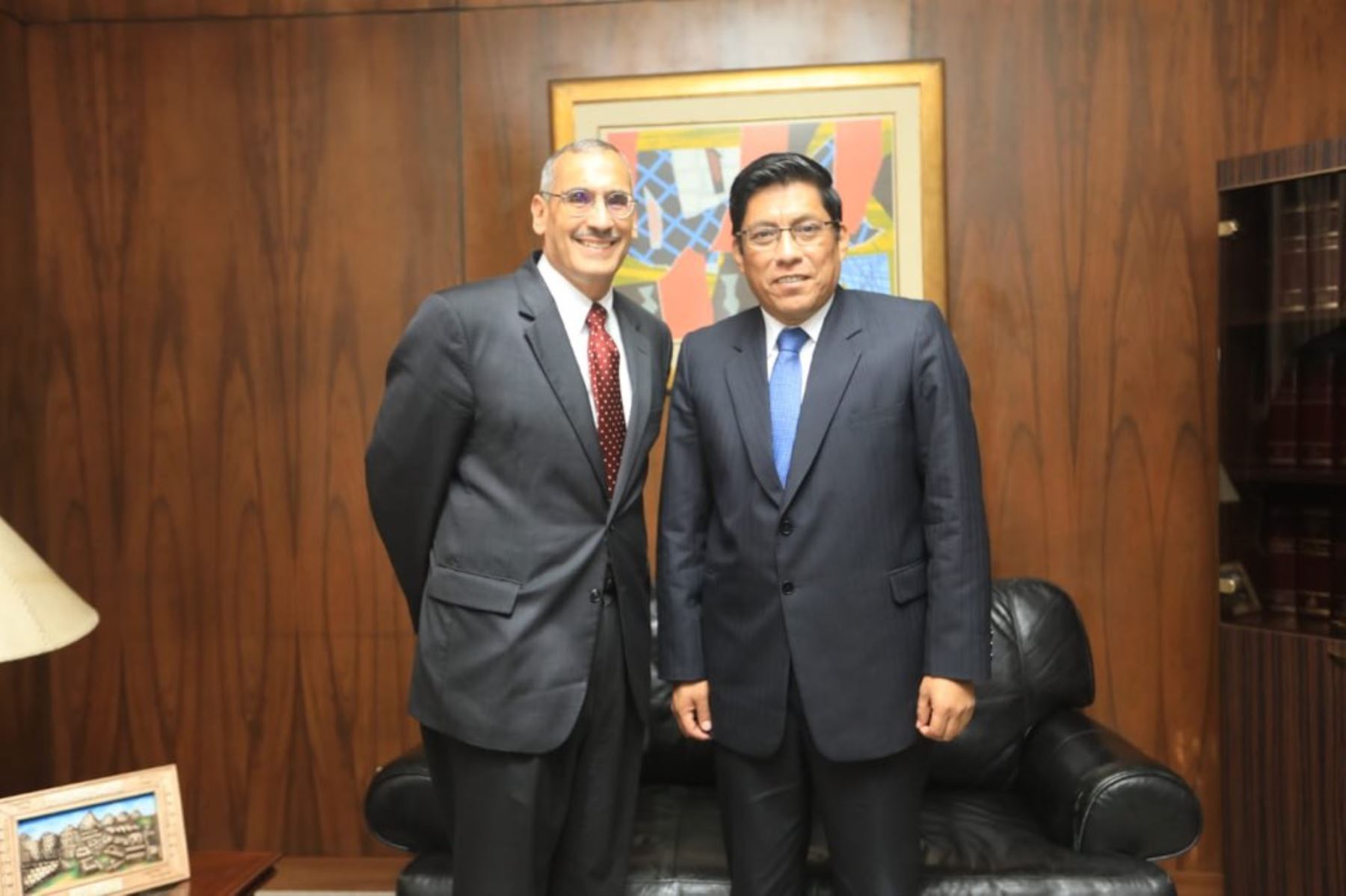 Ministro de Justicia, Vicente Zeballos, se reunió con el embajador de Estados Unidos, Krishna R. Urs.