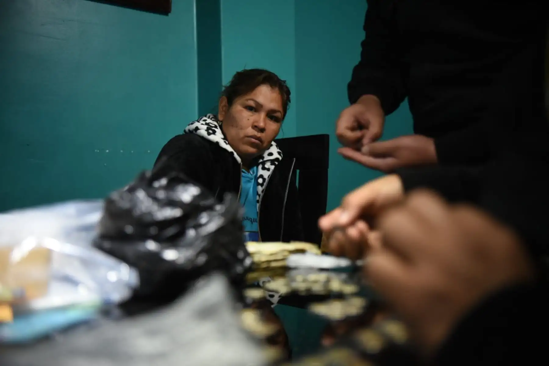 La Policía Nacional del Perú (PNP) y el Ministerio Público detuvieron esta madrugada a 36 integrantes de la organización criminal los Intocables de Ica, dedicada al tráfico ilícito de drogas, receptación y tenencia ilegal de armas y artefactos explosivos en la zona sur del país. Foto: ANDINA/Mininter.