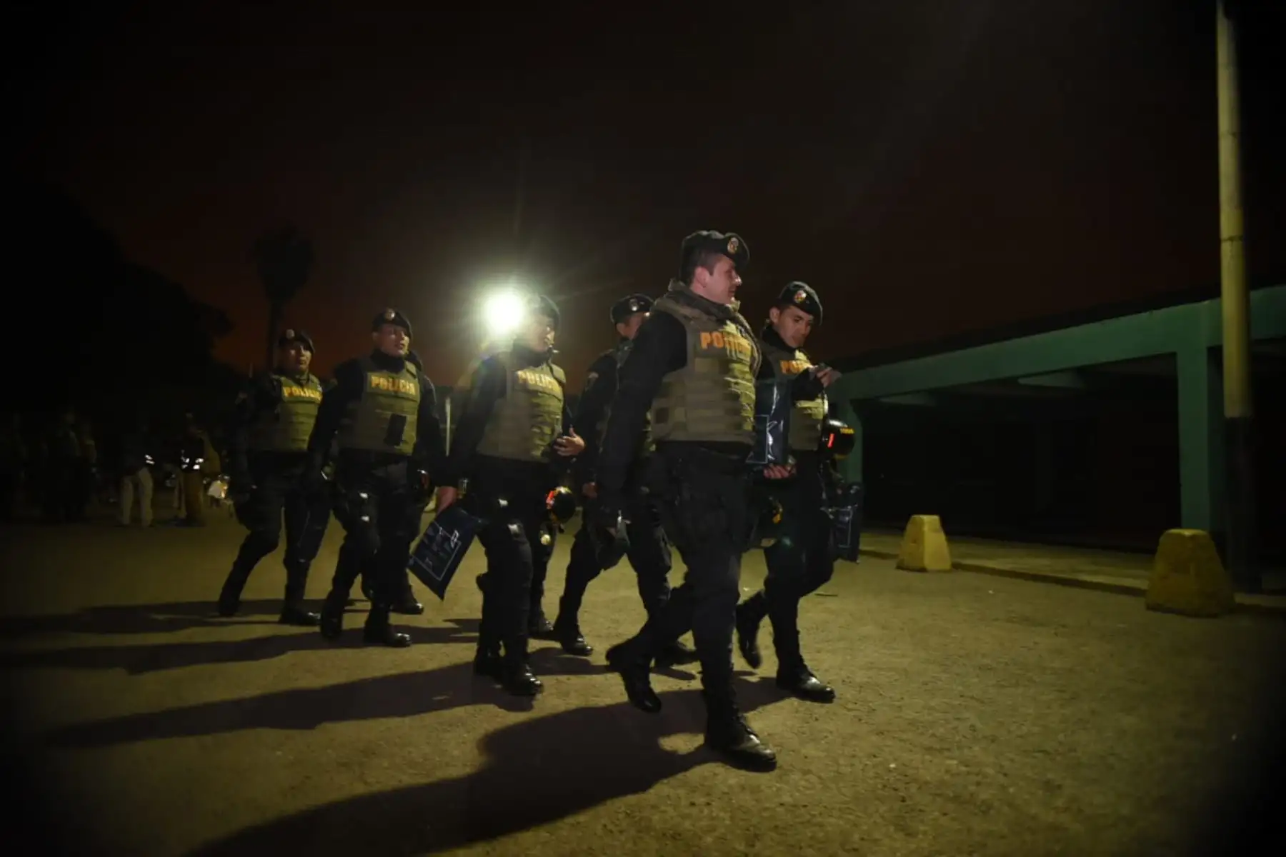 La Policía Nacional del Perú (PNP) y el Ministerio Público detuvieron esta madrugada a 36 integrantes de la organización criminal los Intocables de Ica, dedicada al tráfico ilícito de drogas, receptación y tenencia ilegal de armas y artefactos explosivos en la zona sur del país. Foto: ANDINA/Mininter.
