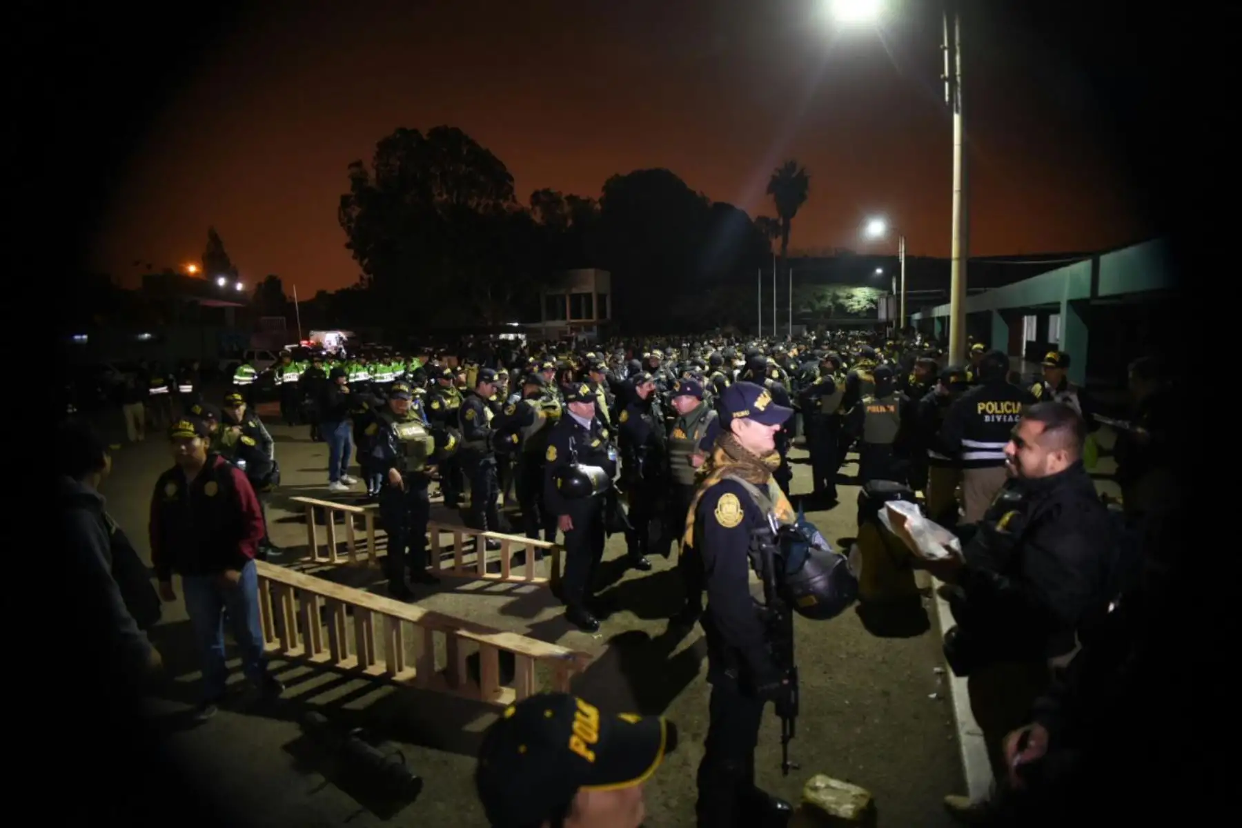 La Policía Nacional del Perú (PNP) y el Ministerio Público detuvieron esta madrugada a 36 integrantes de la organización criminal los Intocables de Ica, dedicada al tráfico ilícito de drogas, receptación y tenencia ilegal de armas y artefactos explosivos en la zona sur del país. Foto: ANDINA/Mininter.